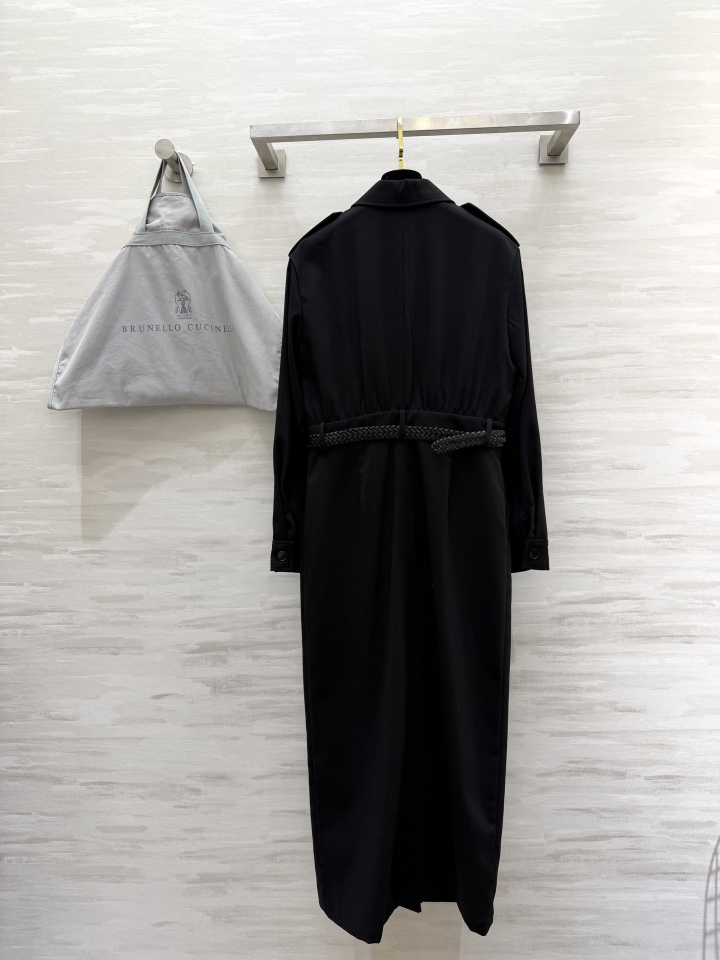 Brunello Cucinell♡²⁶春夏女装系列职场氛围感拉满 西装式连衣裙利落翻领+肩章设计，自带