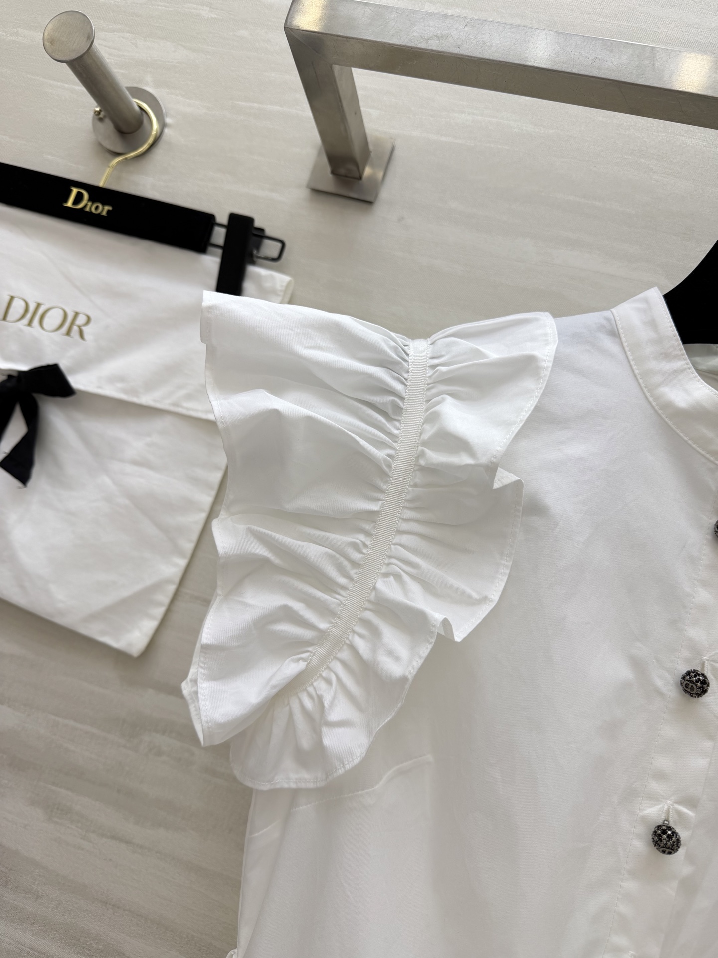 #Dio♡²⁶宫廷感小飞袖连衣裙 把优雅刻进骨子里的经典款 立领+荷叶边设计 修饰肩线超显瘦 同色系腰带