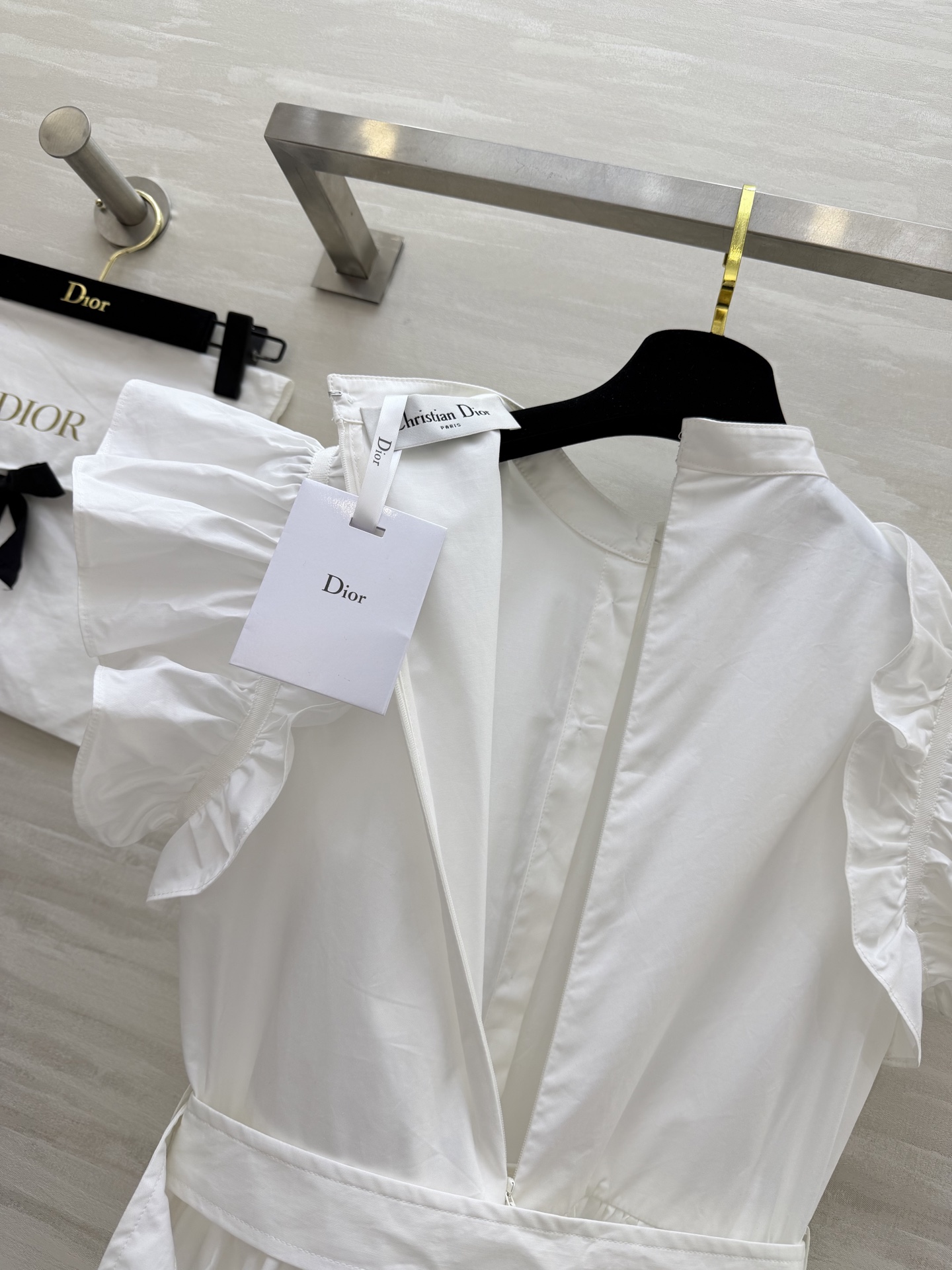 #Dio♡²⁶宫廷感小飞袖连衣裙 把优雅刻进骨子里的经典款 立领+荷叶边设计 修饰肩线超显瘦 同色系腰带