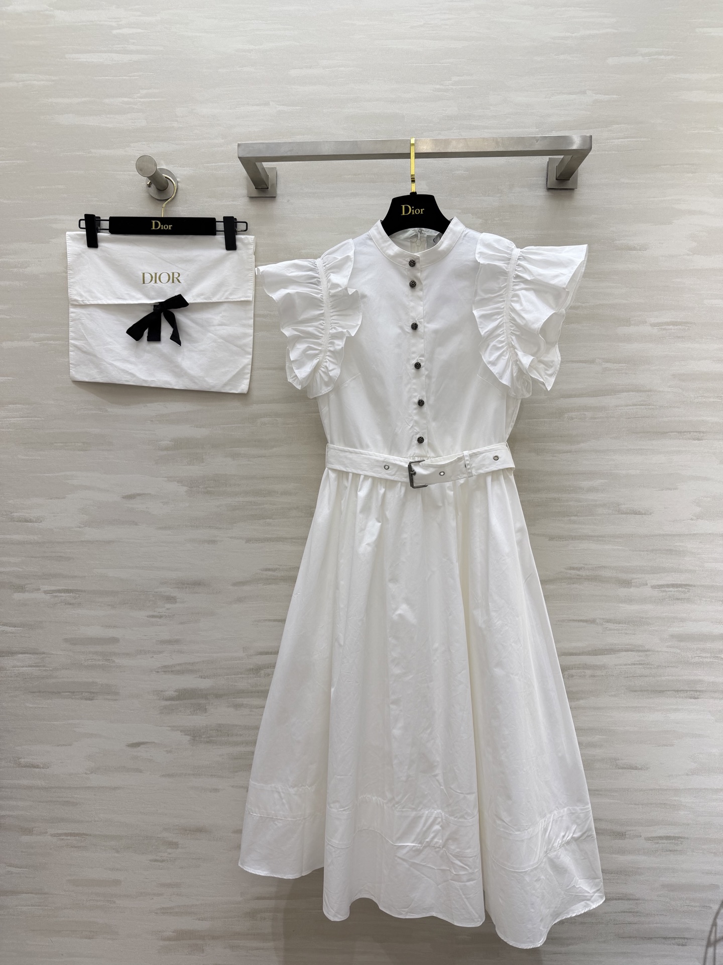 #Dio♡²⁶宫廷感小飞袖连衣裙 把优雅刻进骨子里的经典款 立领+荷叶边设计 修饰肩线超显瘦 同色系腰带