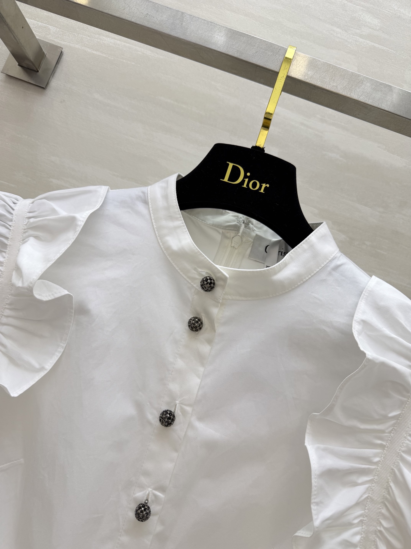 #Dio♡²⁶宫廷感小飞袖连衣裙 把优雅刻进骨子里的经典款 立领+荷叶边设计 修饰肩线超显瘦 同色系腰带