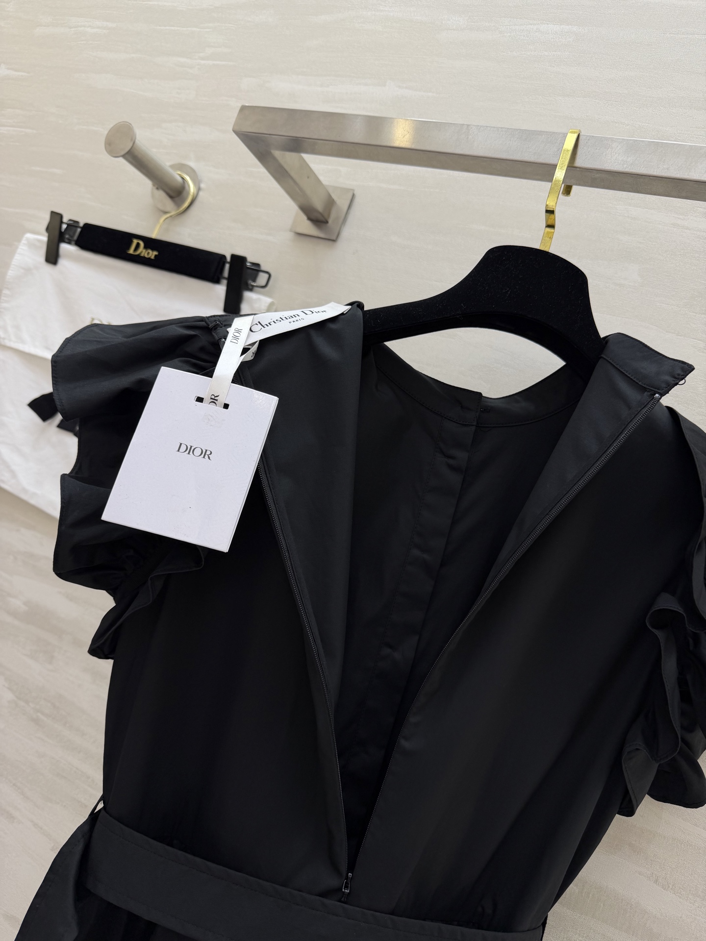 #Dio♡²⁶宫廷感小飞袖连衣裙 把优雅刻进骨子里的经典款 立领+荷叶边设计 修饰肩线超显瘦 同色系腰带