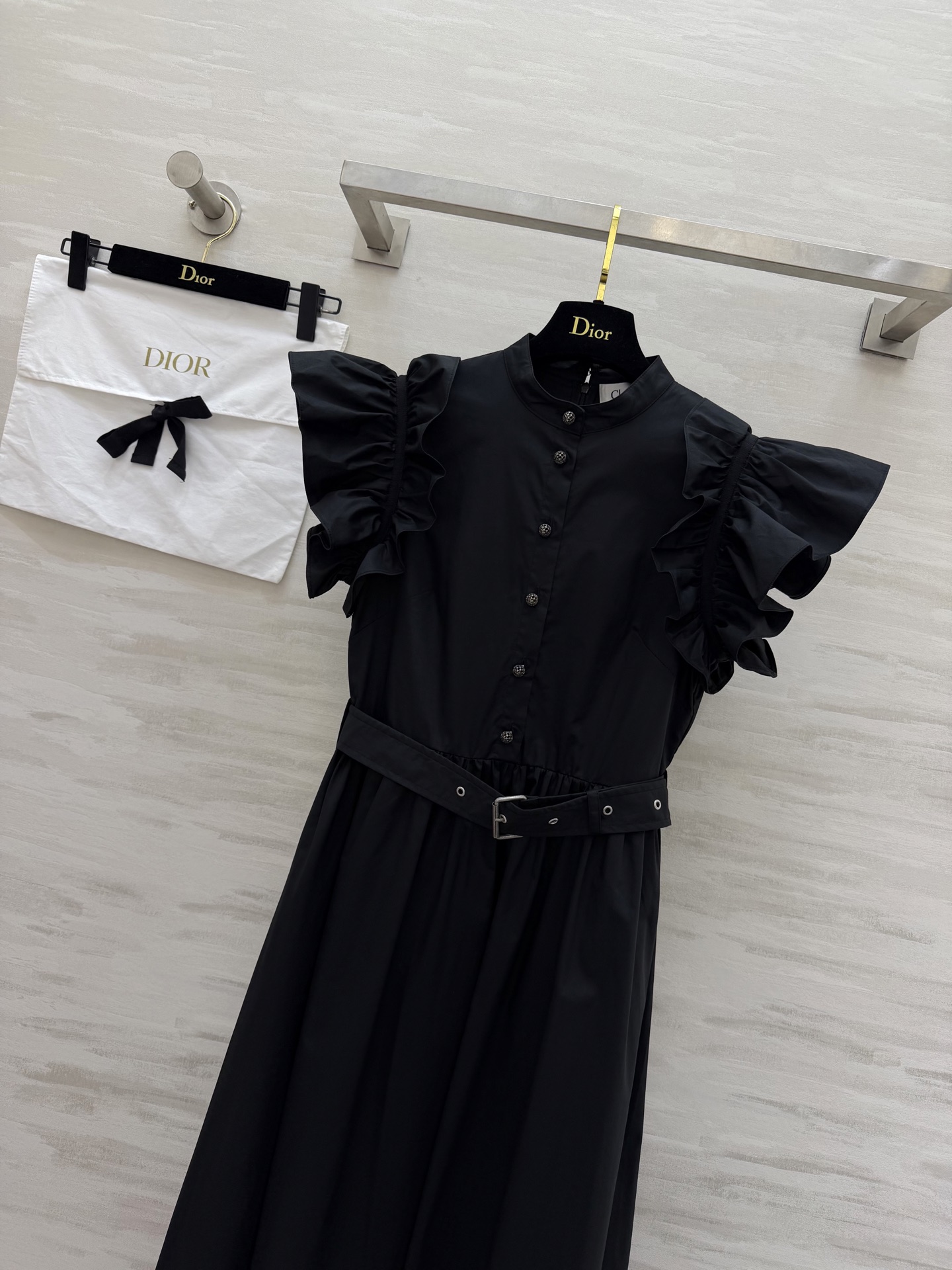 #Dio♡²⁶宫廷感小飞袖连衣裙 把优雅刻进骨子里的经典款 立领+荷叶边设计 修饰肩线超显瘦 同色系腰带