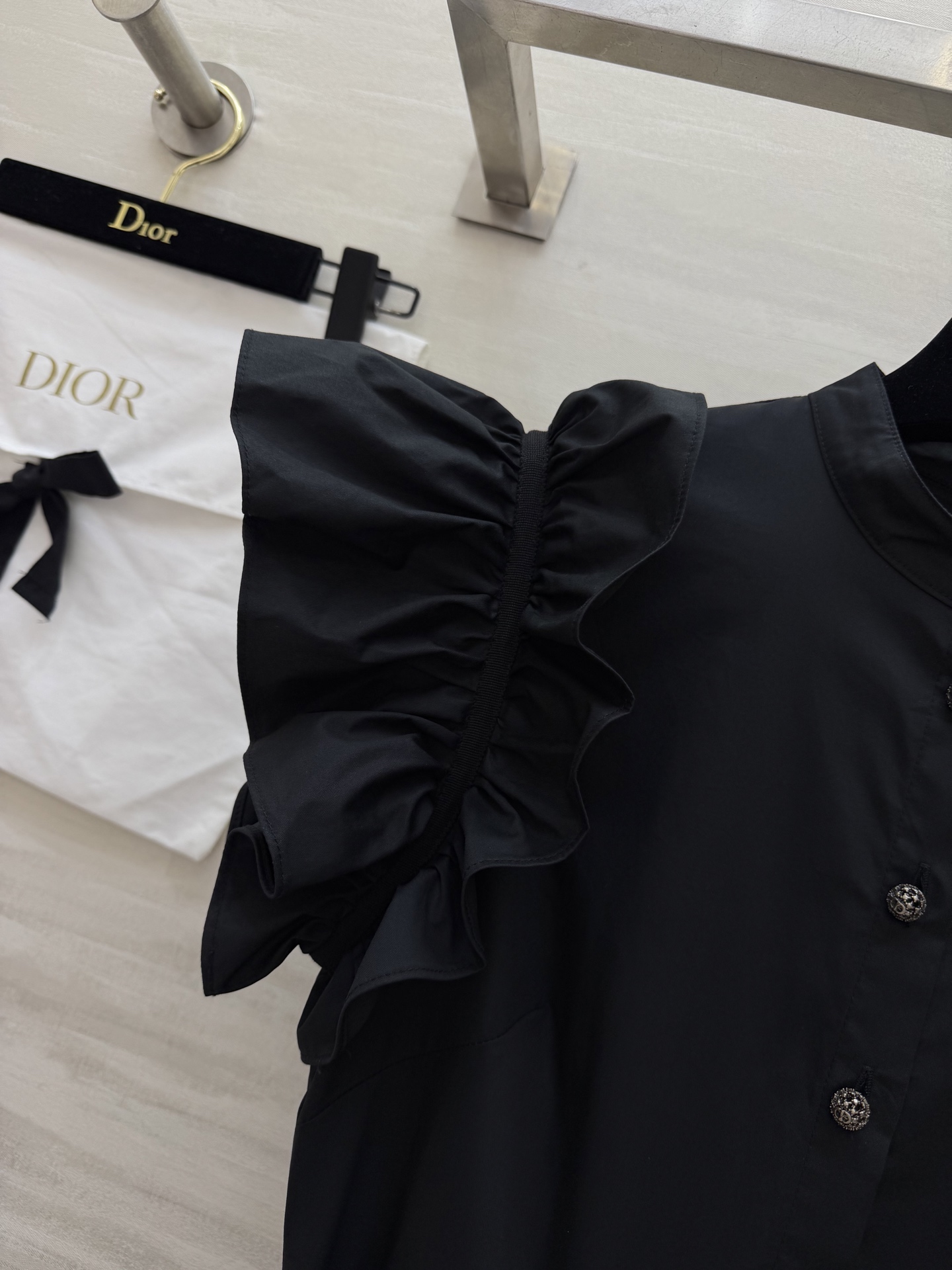 #Dio♡²⁶宫廷感小飞袖连衣裙 把优雅刻进骨子里的经典款 立领+荷叶边设计 修饰肩线超显瘦 同色系腰带