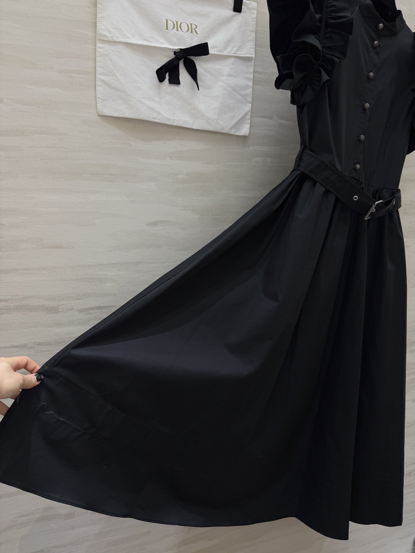 #Dio♡²⁶宫廷感小飞袖连衣裙 把优雅刻进骨子里的经典款 立领+荷叶边设计 修饰肩线超显瘦 同色系腰带