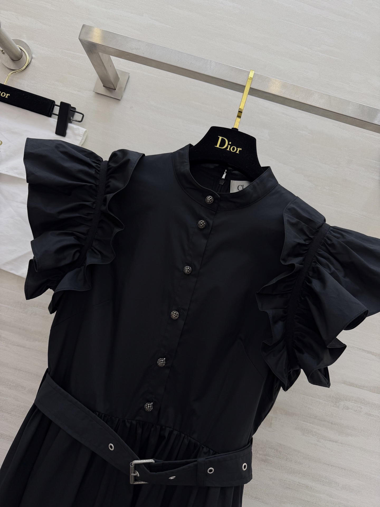 #Dio♡²⁶宫廷感小飞袖连衣裙 把优雅刻进骨子里的经典款 立领+荷叶边设计 修饰肩线超显瘦 同色系腰带