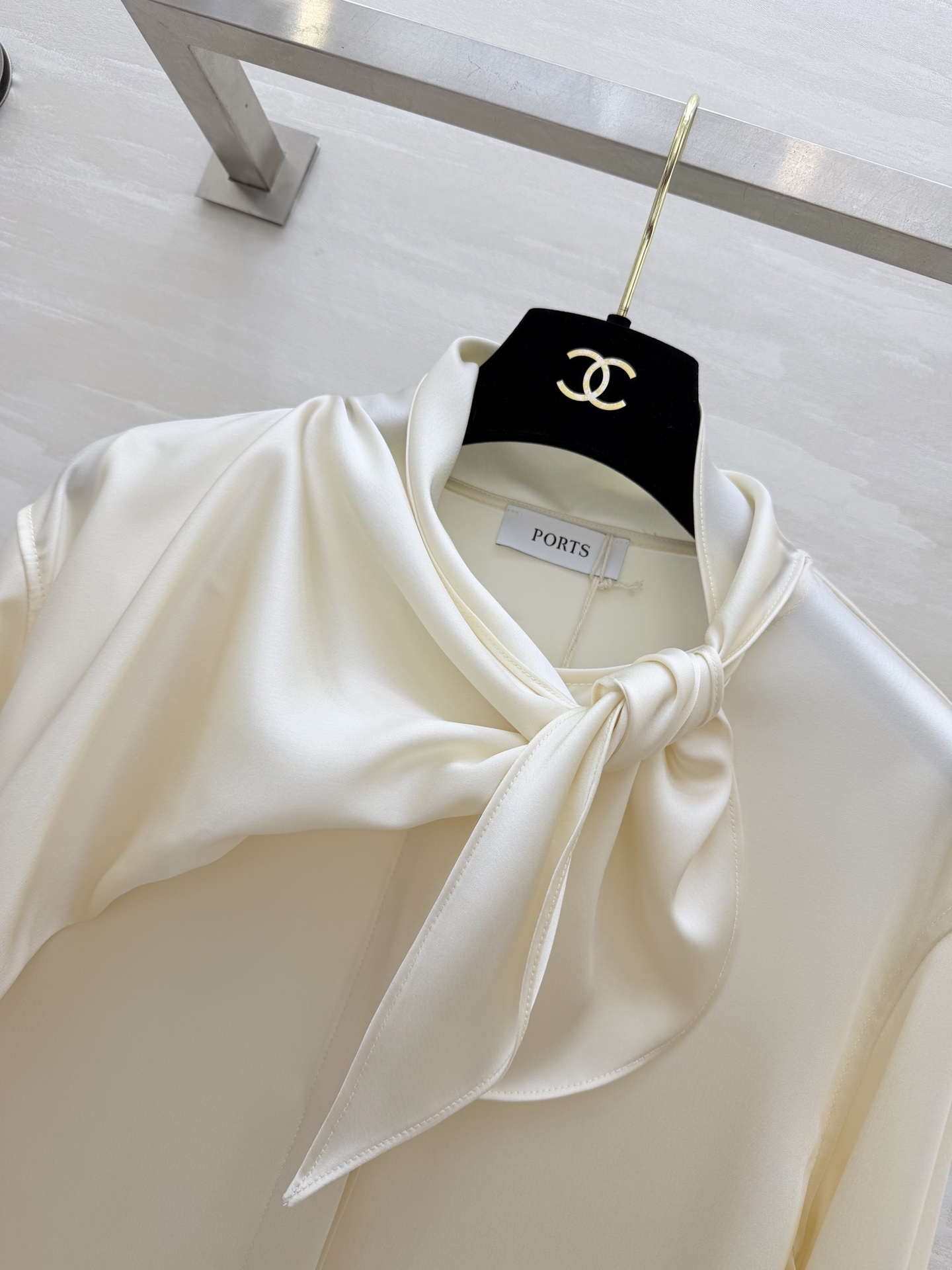 #PORTS²⁶真丝缎衬衣 自带柔光滤镜的缎面 设计感飘带 质感真丝缎面料 垂坠感拉满 领口系带设计 温