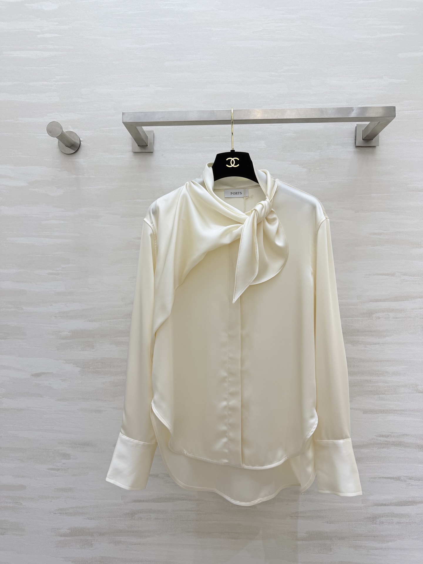 #PORTS²⁶真丝缎衬衣 自带柔光滤镜的缎面 设计感飘带 质感真丝缎面料 垂坠感拉满 领口系带设计 温