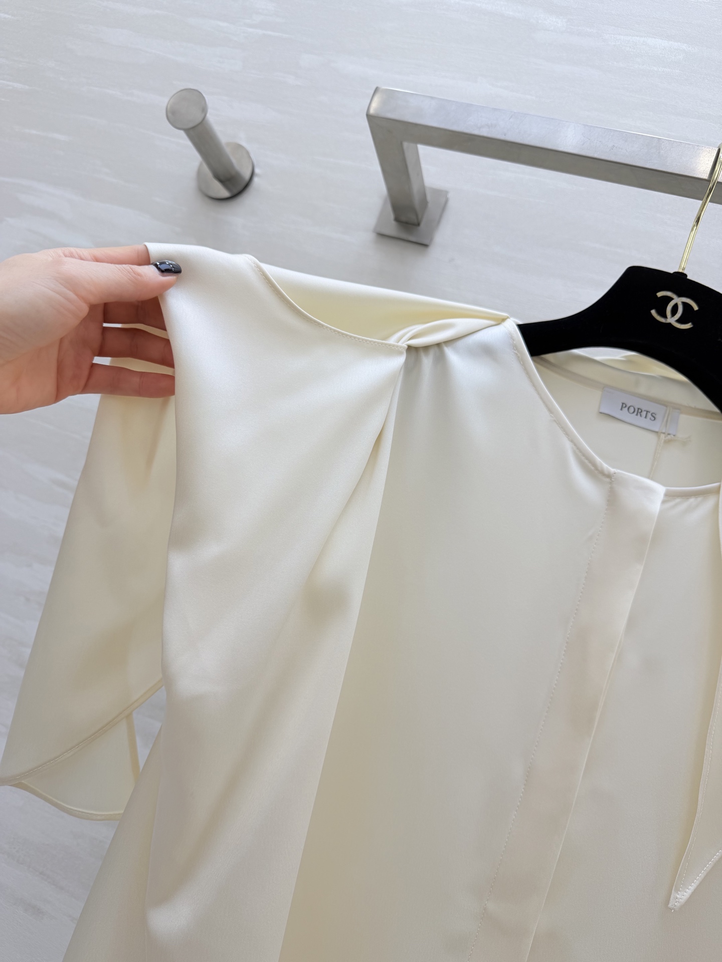 #PORTS²⁶真丝缎衬衣 自带柔光滤镜的缎面 设计感飘带 质感真丝缎面料 垂坠感拉满 领口系带设计 温