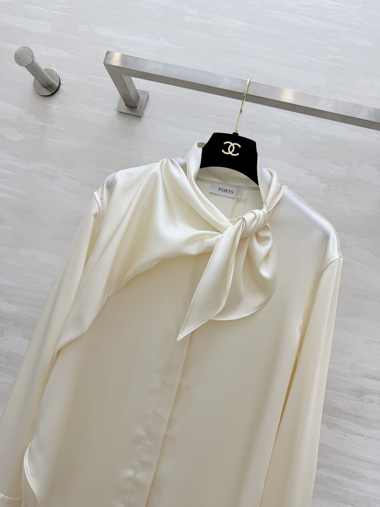 #PORTS²⁶真丝缎衬衣 自带柔光滤镜的缎面 设计感飘带 质感真丝缎面料 垂坠感拉满 领口系带设计 温