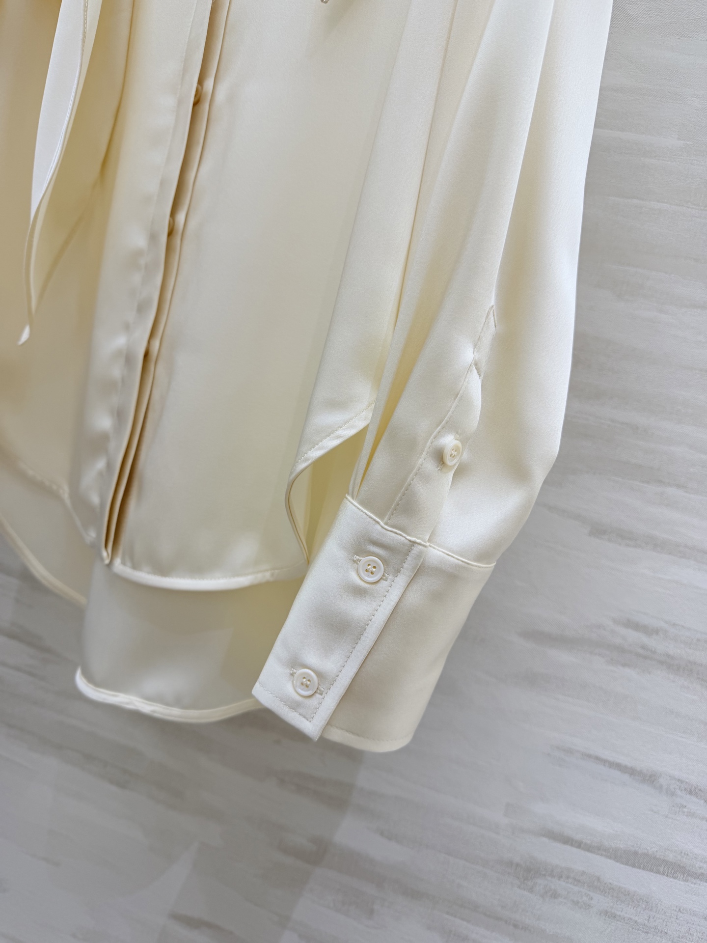 #PORTS²⁶真丝缎衬衣 自带柔光滤镜的缎面 设计感飘带 质感真丝缎面料 垂坠感拉满 领口系带设计 温