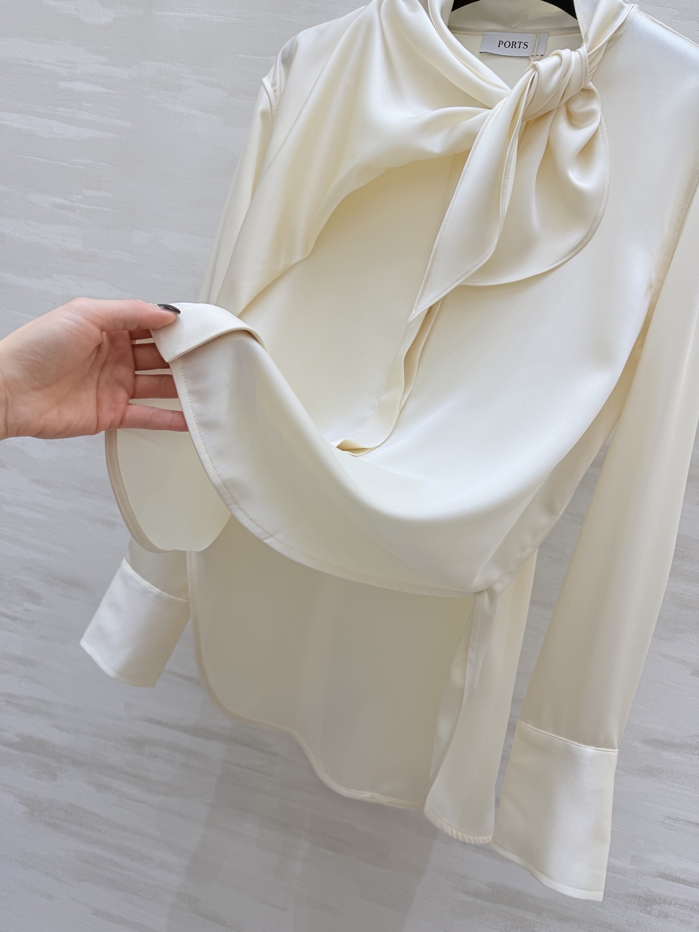 #PORTS²⁶真丝缎衬衣 自带柔光滤镜的缎面 设计感飘带 质感真丝缎面料 垂坠感拉满 领口系带设计 温