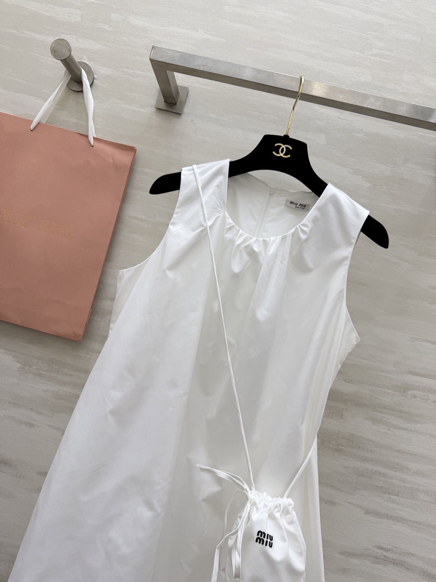 #Miu系少女风✨ Miu系甜妹本命裙来啦！无袖花苞廓形设计，减龄感直接拉满！圆领褶皱细节，慵懒又不失精