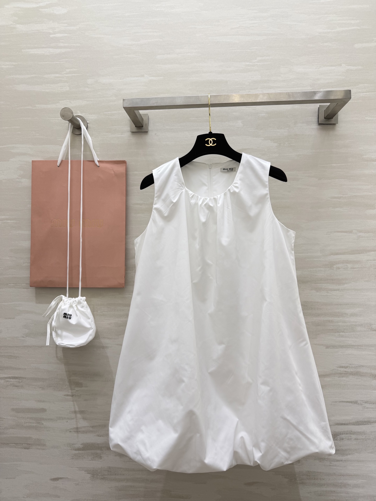 #Miu系少女风✨ Miu系甜妹本命裙来啦！无袖花苞廓形设计，减龄感直接拉满！圆领褶皱细节，慵懒又不失精