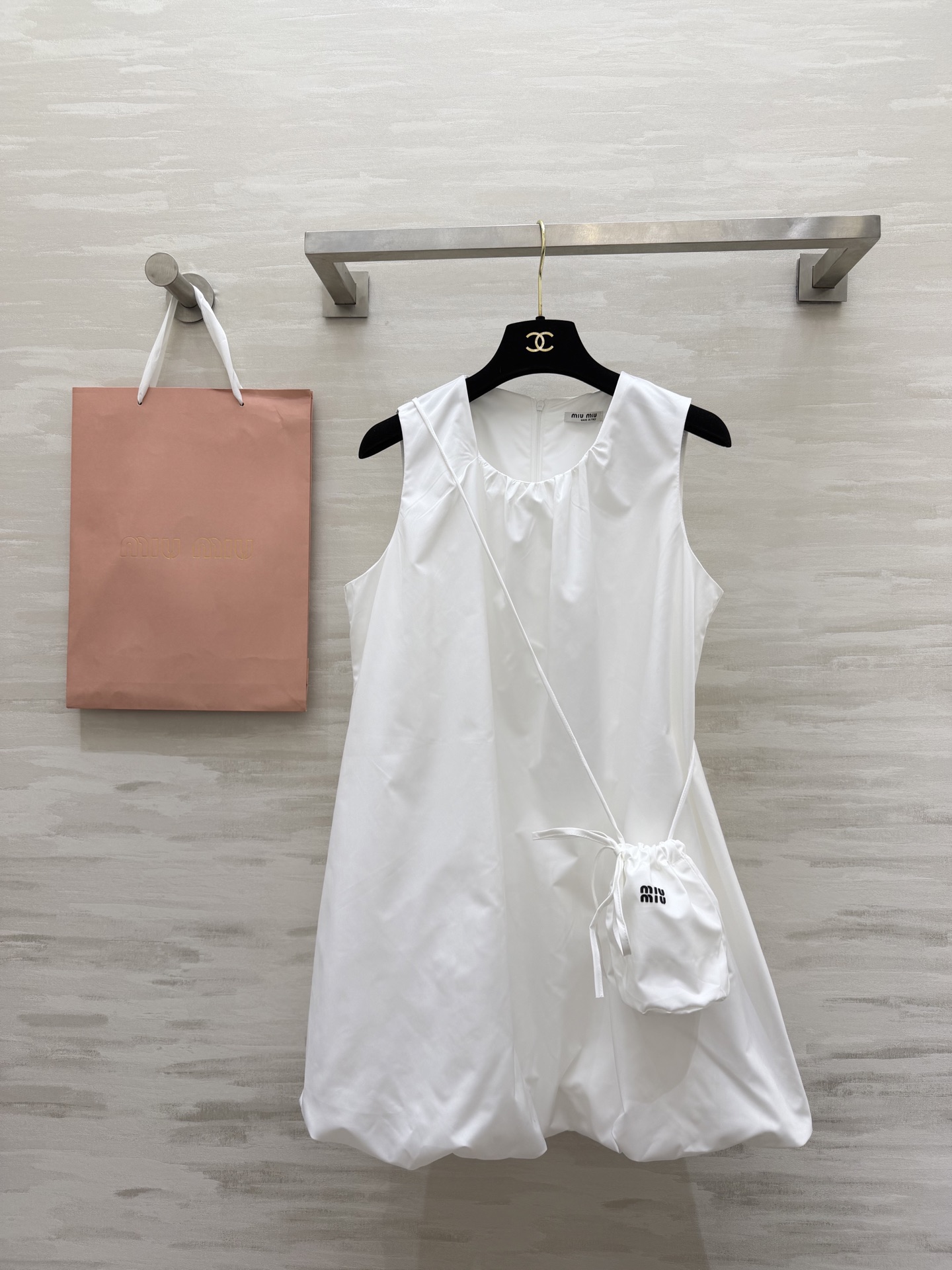 #Miu系少女风✨ Miu系甜妹本命裙来啦！无袖花苞廓形设计，减龄感直接拉满！圆领褶皱细节，慵懒又不失精