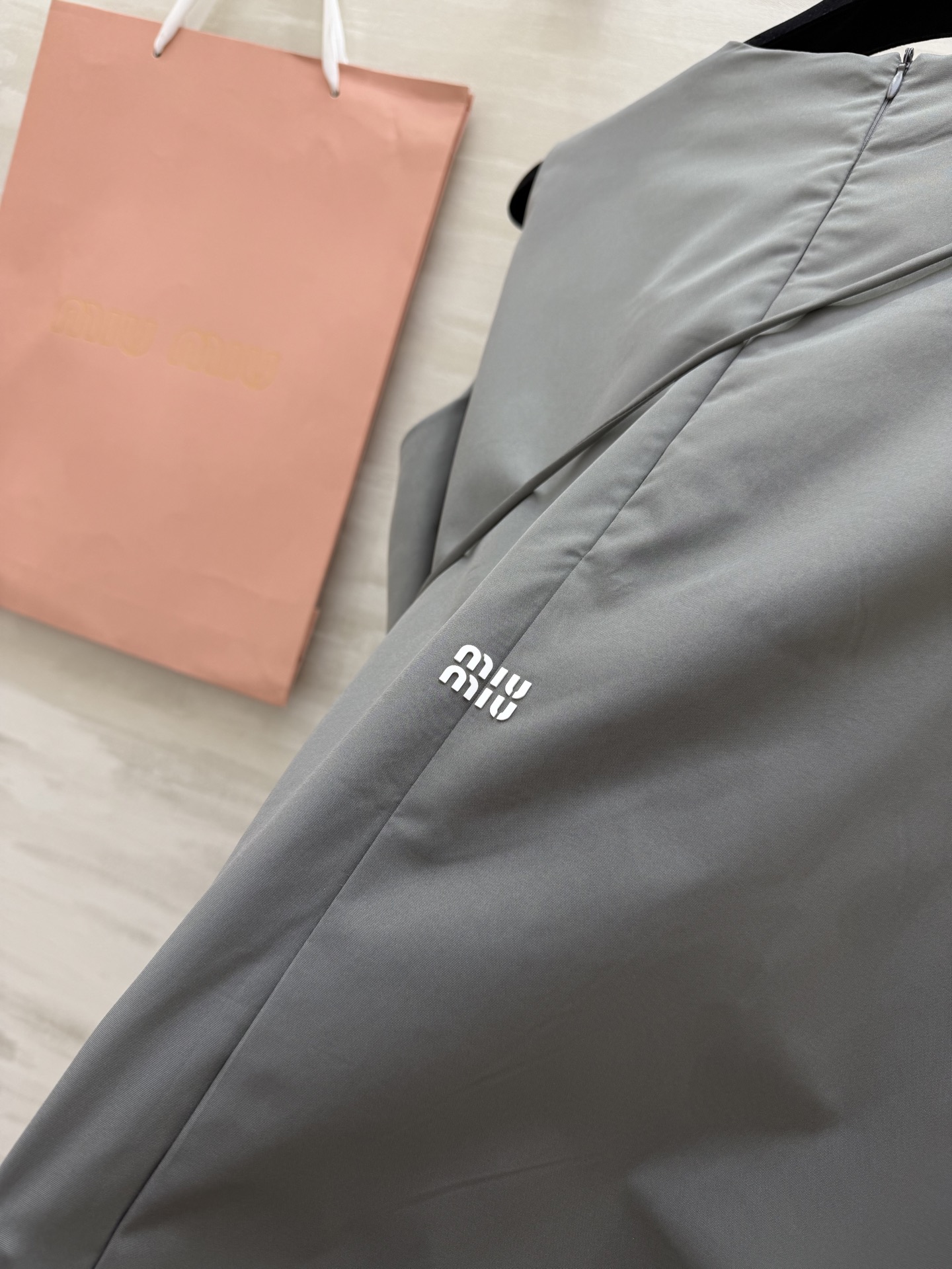 #Miu系少女风✨ Miu系甜妹本命裙来啦！无袖花苞廓形设计，减龄感直接拉满！圆领褶皱细节，慵懒又不失精