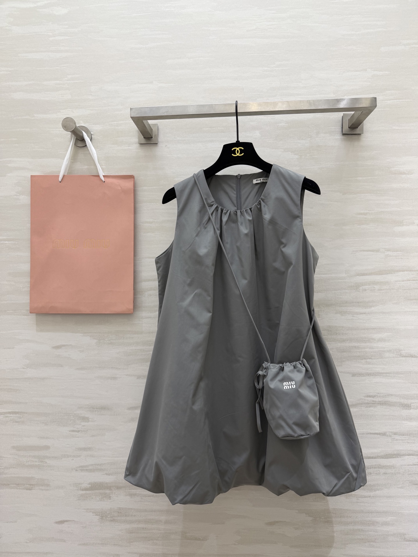 #Miu系少女风✨ Miu系甜妹本命裙来啦！无袖花苞廓形设计，减龄感直接拉满！圆领褶皱细节，慵懒又不失精