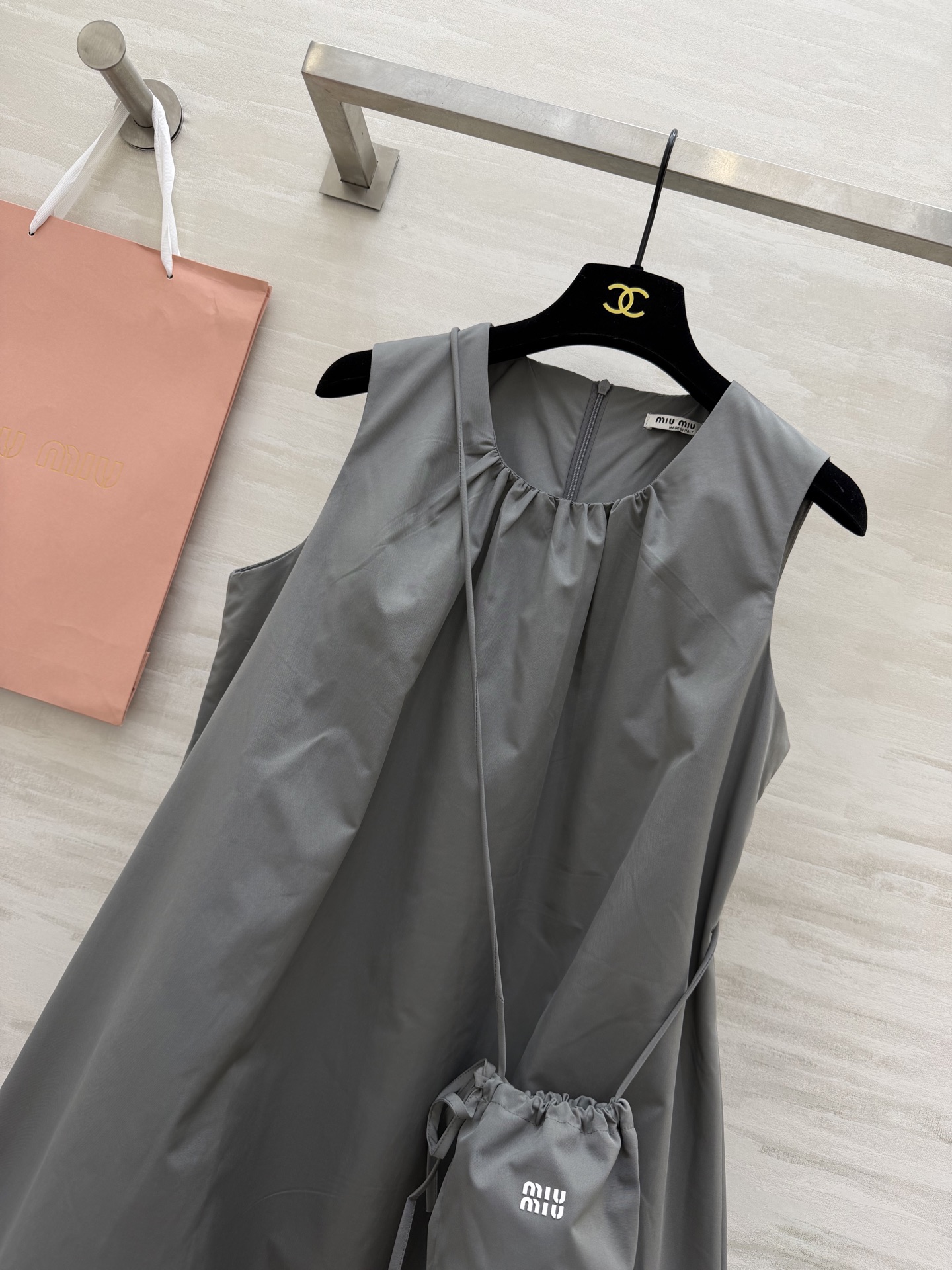 #Miu系少女风✨ Miu系甜妹本命裙来啦！无袖花苞廓形设计，减龄感直接拉满！圆领褶皱细节，慵懒又不失精