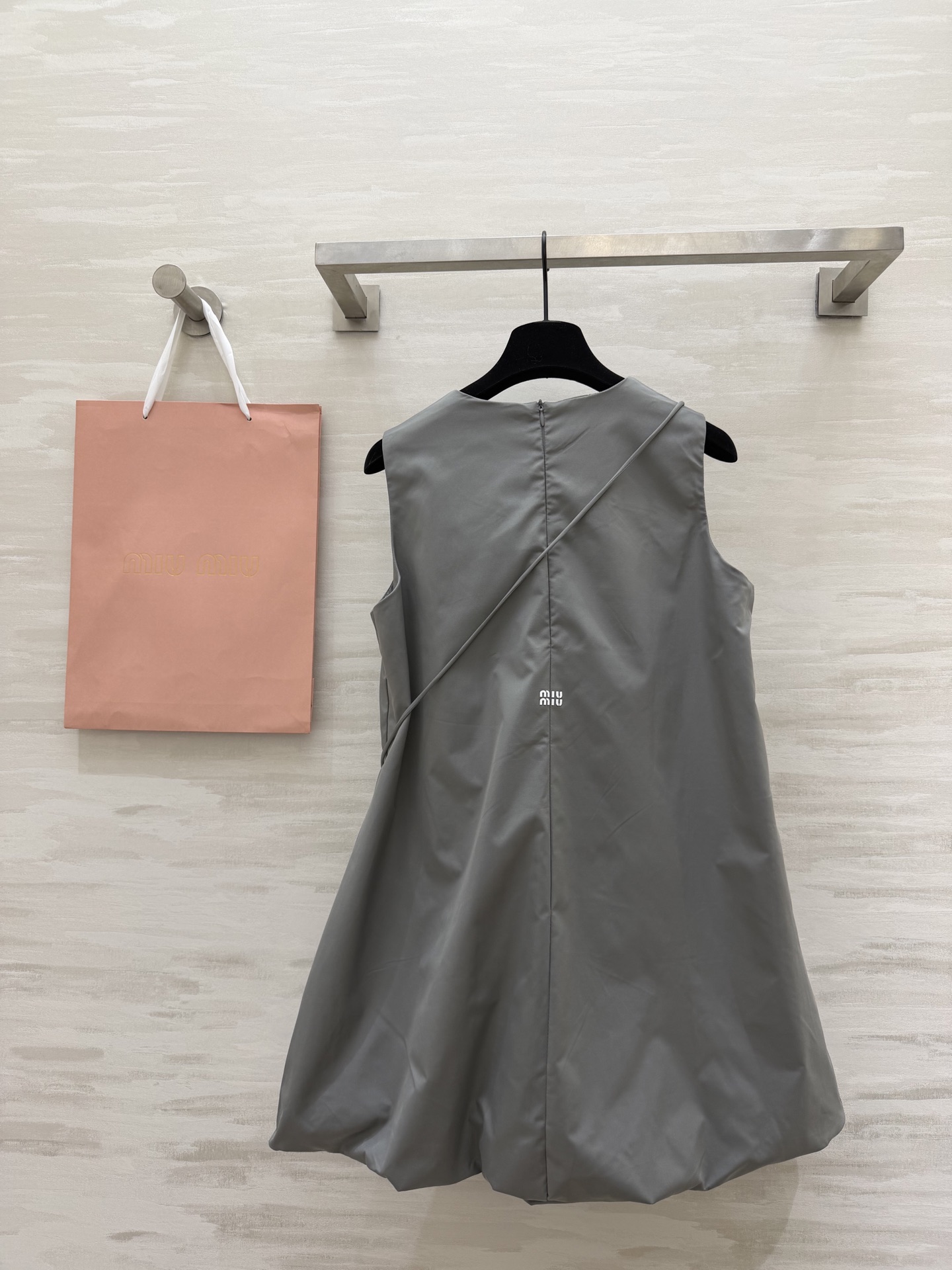 #Miu系少女风✨ Miu系甜妹本命裙来啦！无袖花苞廓形设计，减龄感直接拉满！圆领褶皱细节，慵懒又不失精