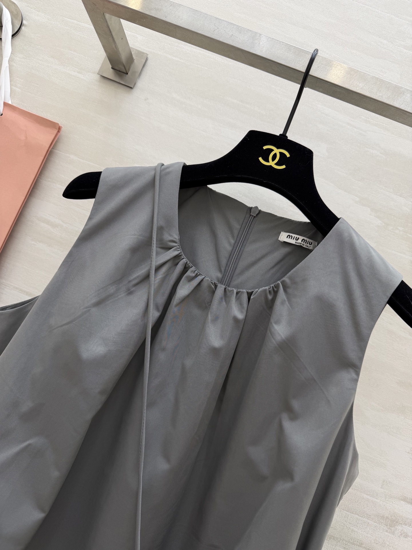 #Miu系少女风✨ Miu系甜妹本命裙来啦！无袖花苞廓形设计，减龄感直接拉满！圆领褶皱细节，慵懒又不失精