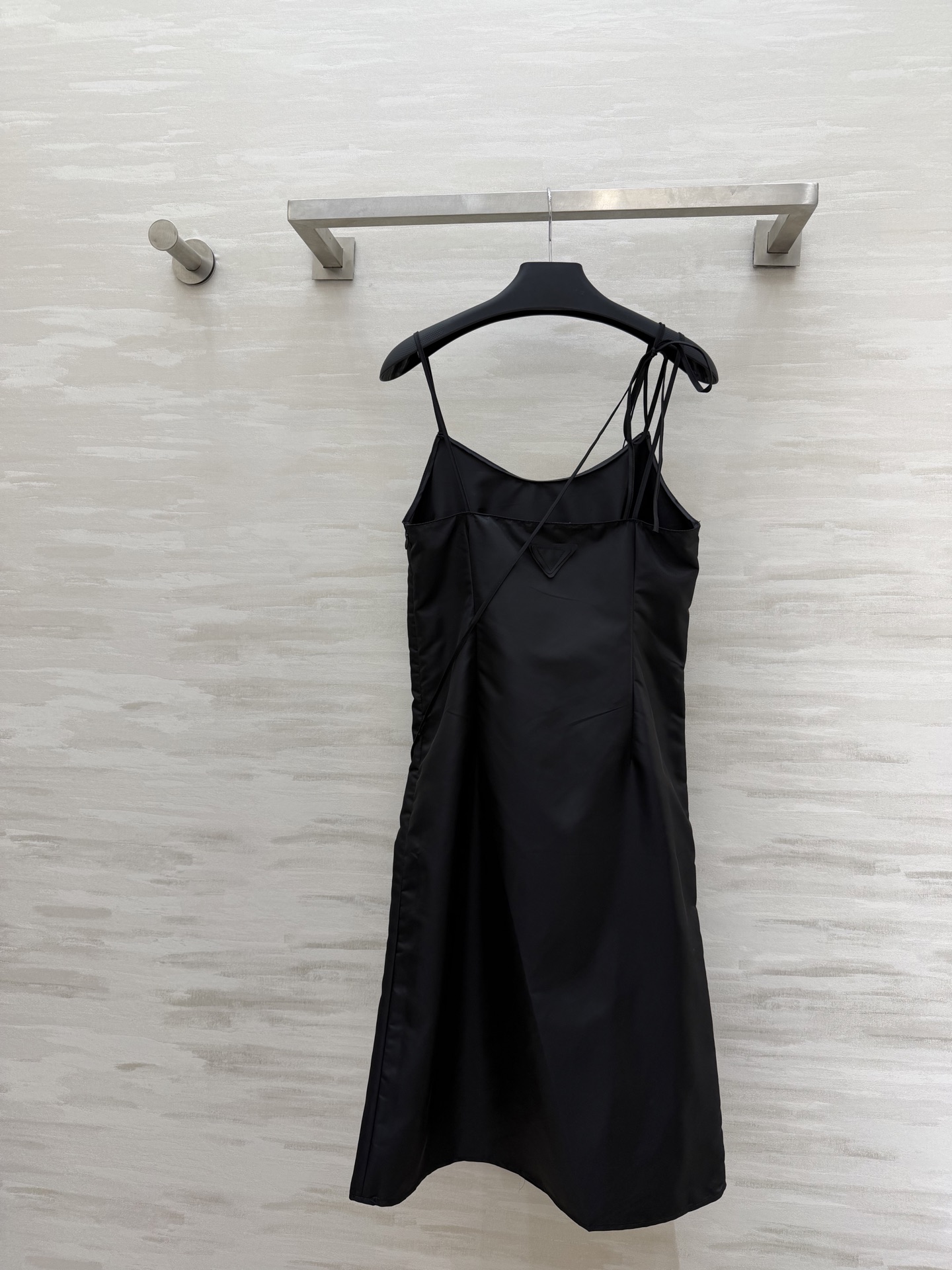 #Prad♡²⁶缎面吊带小黑裙 把性感与高级感平衡得刚刚好 细肩带+V领设计 修饰肩颈线条超显瘦同色系抽