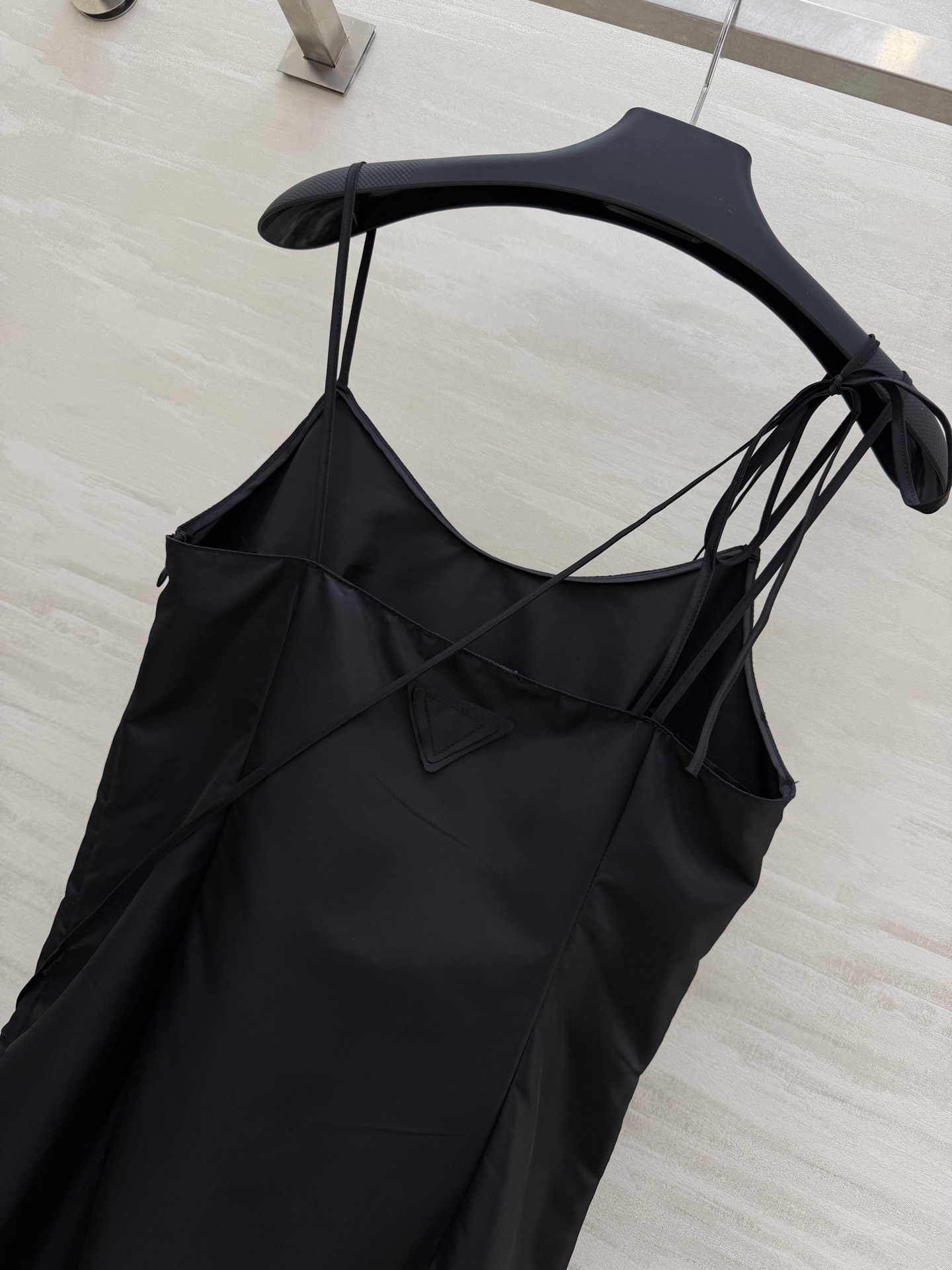 #Prad♡²⁶缎面吊带小黑裙 把性感与高级感平衡得刚刚好 细肩带+V领设计 修饰肩颈线条超显瘦同色系抽