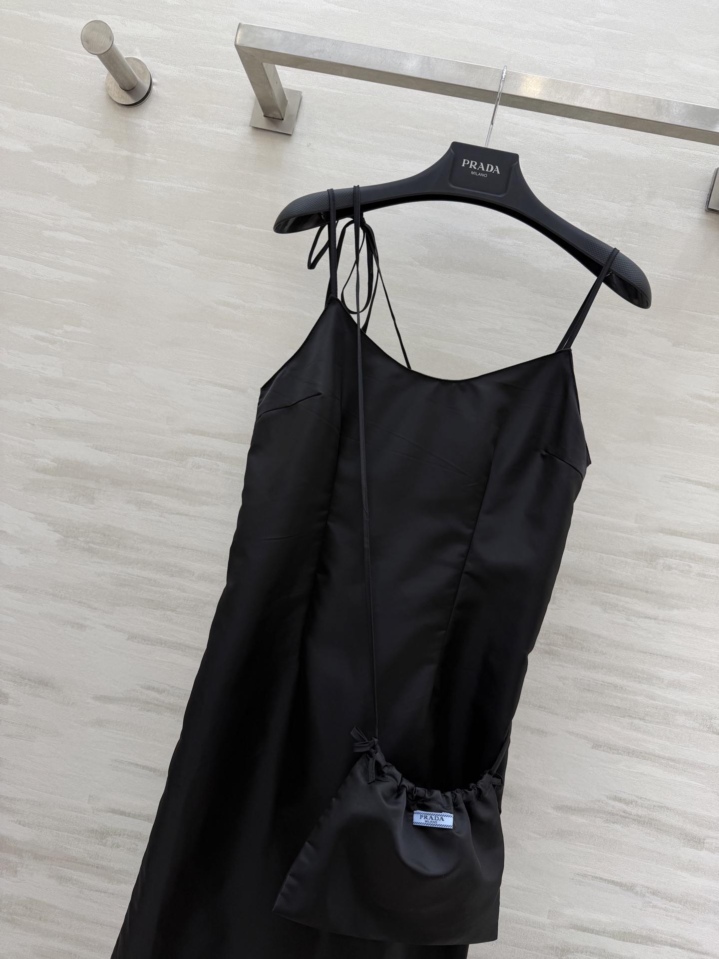 #Prad♡²⁶缎面吊带小黑裙 把性感与高级感平衡得刚刚好 细肩带+V领设计 修饰肩颈线条超显瘦同色系抽