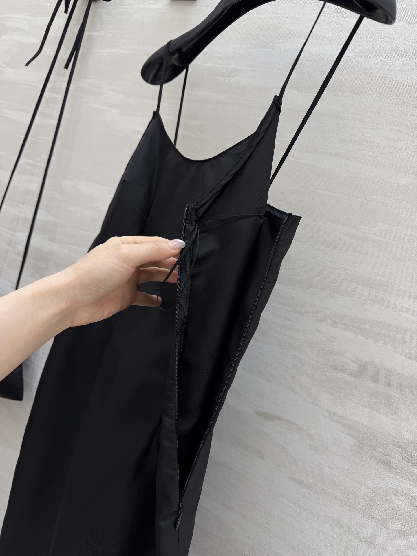 #Prad♡²⁶缎面吊带小黑裙 把性感与高级感平衡得刚刚好 细肩带+V领设计 修饰肩颈线条超显瘦同色系抽