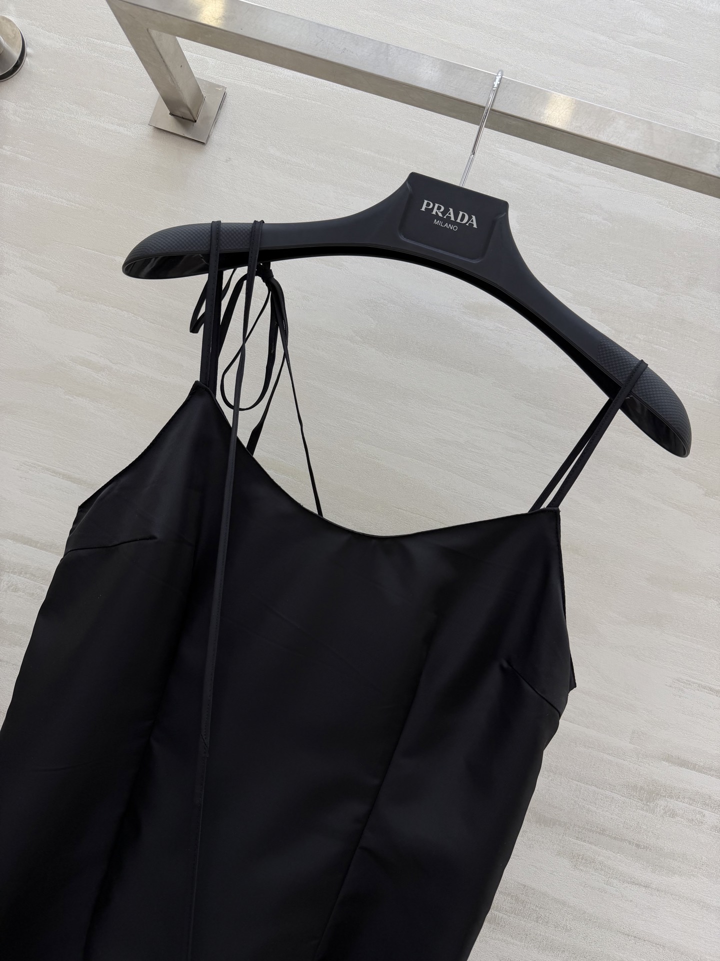 #Prad♡²⁶缎面吊带小黑裙 把性感与高级感平衡得刚刚好 细肩带+V领设计 修饰肩颈线条超显瘦同色系抽