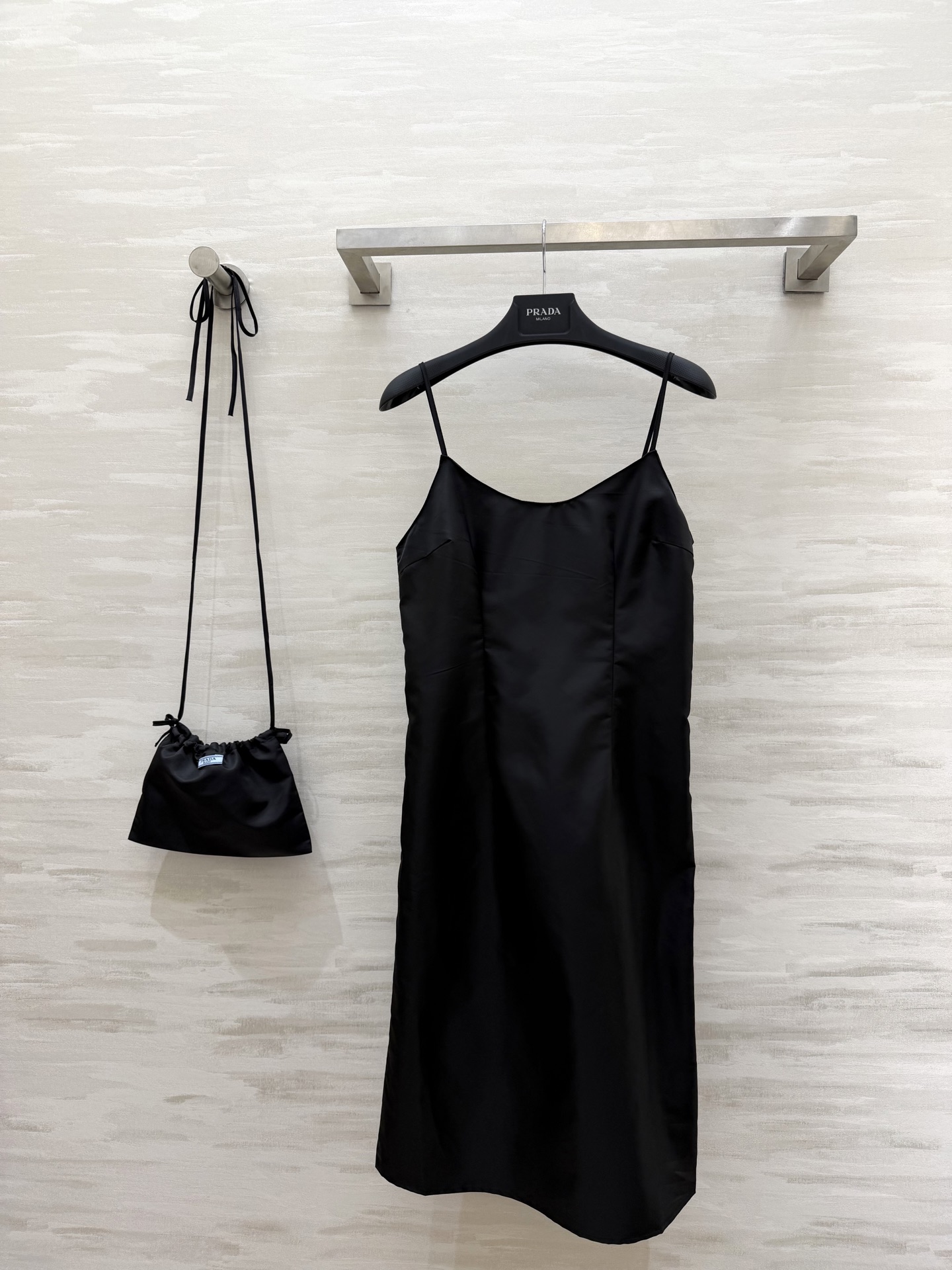 #Prad♡²⁶缎面吊带小黑裙 把性感与高级感平衡得刚刚好 细肩带+V领设计 修饰肩颈线条超显瘦同色系抽