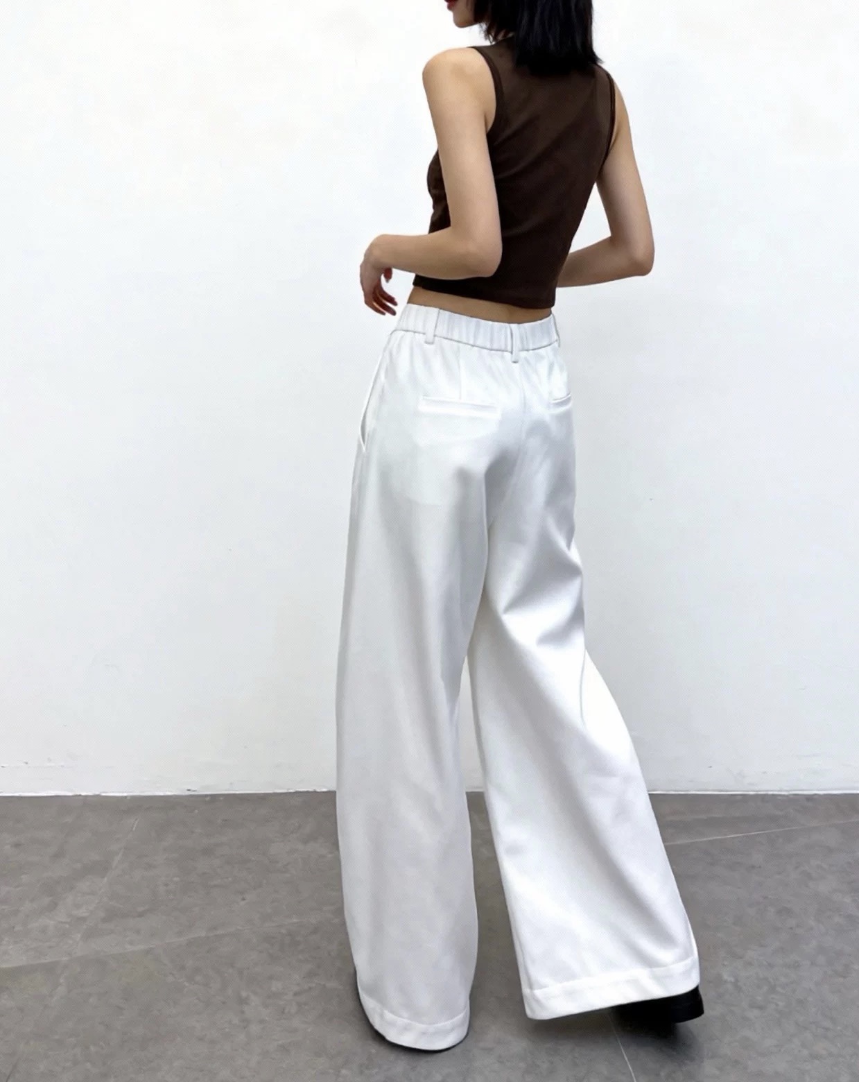 #Loew♡²⁶弯刀式休闲裤 松弛感拉满！利落剪裁+垂坠感面料 藏肉显瘦还显腿长 白色清爽干净 棕色复古