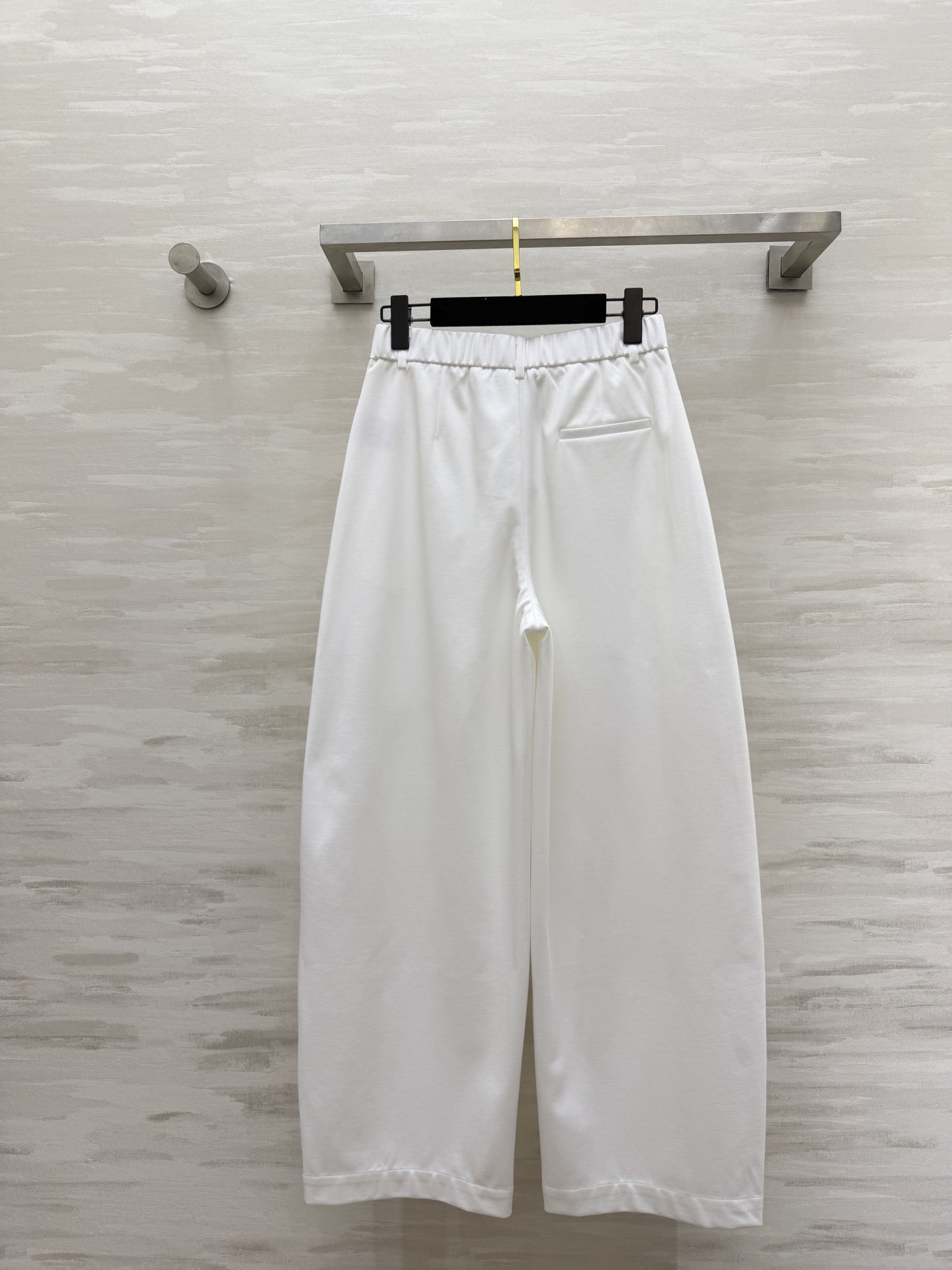 #Loew♡²⁶弯刀式休闲裤 松弛感拉满！利落剪裁+垂坠感面料 藏肉显瘦还显腿长 白色清爽干净 棕色复古