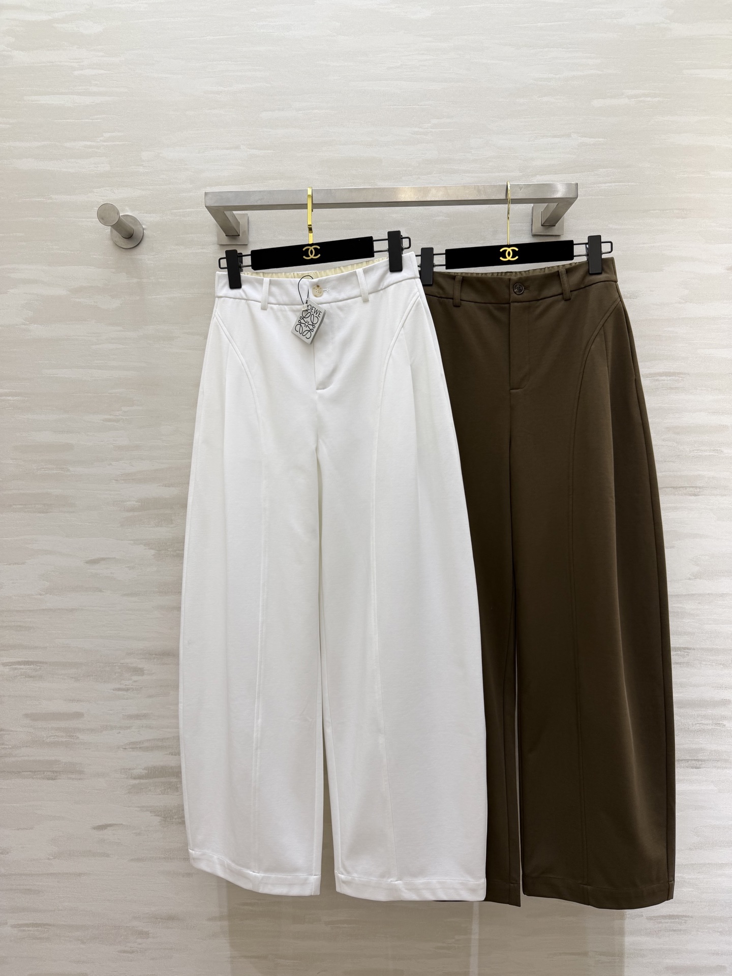 #Loew♡²⁶弯刀式休闲裤 松弛感拉满！利落剪裁+垂坠感面料 藏肉显瘦还显腿长 白色清爽干净 棕色复古