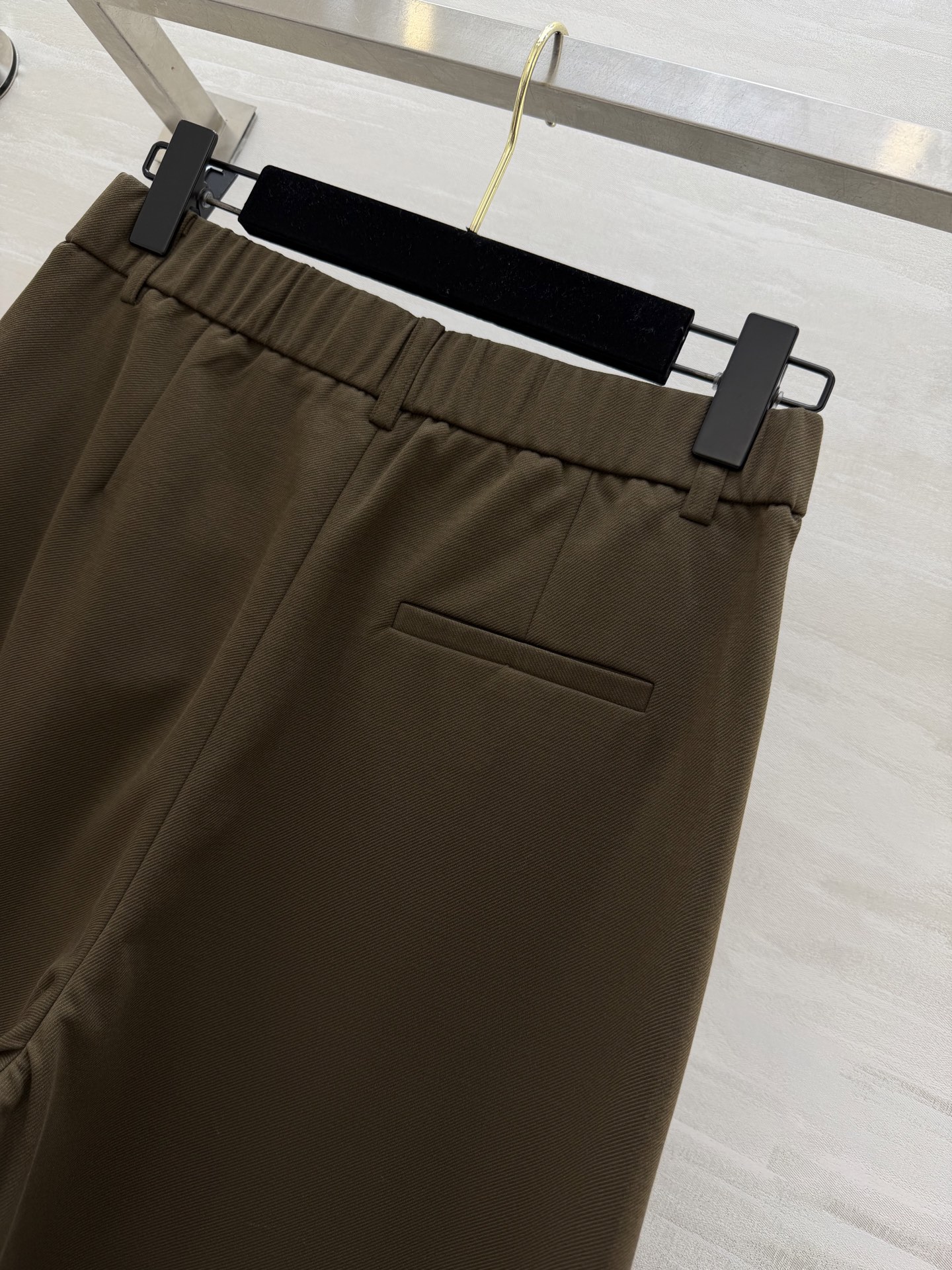 #Loew♡²⁶弯刀式休闲裤 松弛感拉满！利落剪裁+垂坠感面料 藏肉显瘦还显腿长 白色清爽干净 棕色复古