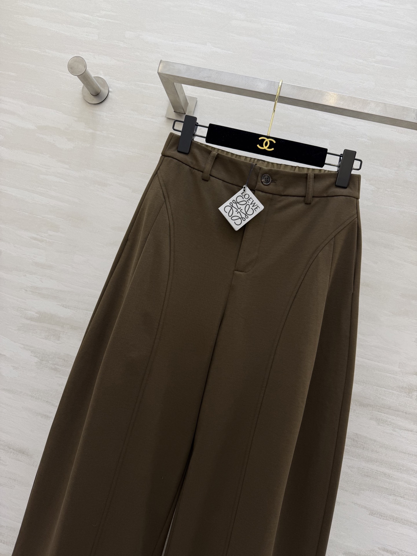 #Loew♡²⁶弯刀式休闲裤 松弛感拉满！利落剪裁+垂坠感面料 藏肉显瘦还显腿长 白色清爽干净 棕色复古