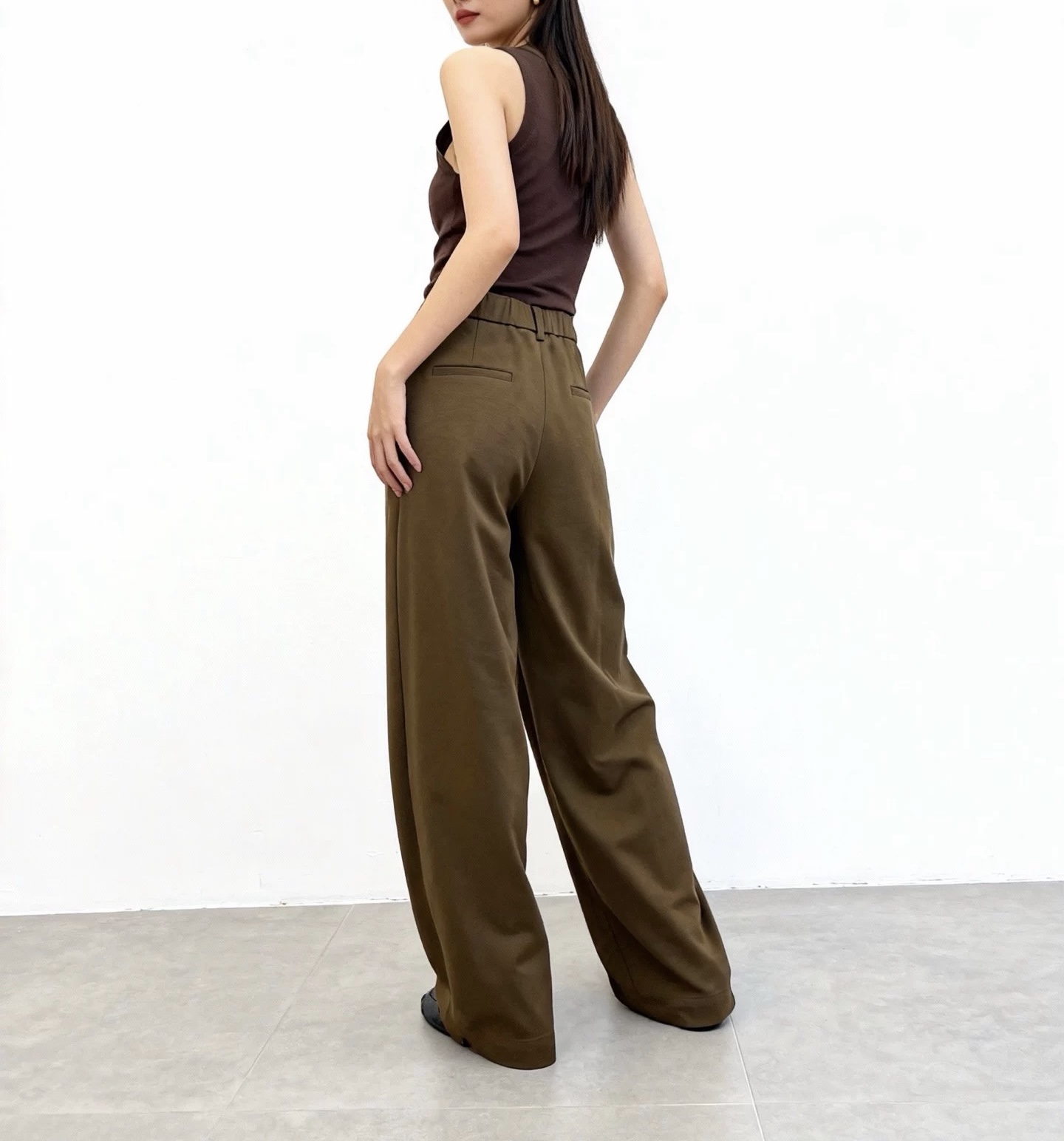 #Loew♡²⁶弯刀式休闲裤 松弛感拉满！利落剪裁+垂坠感面料 藏肉显瘦还显腿长 白色清爽干净 棕色复古