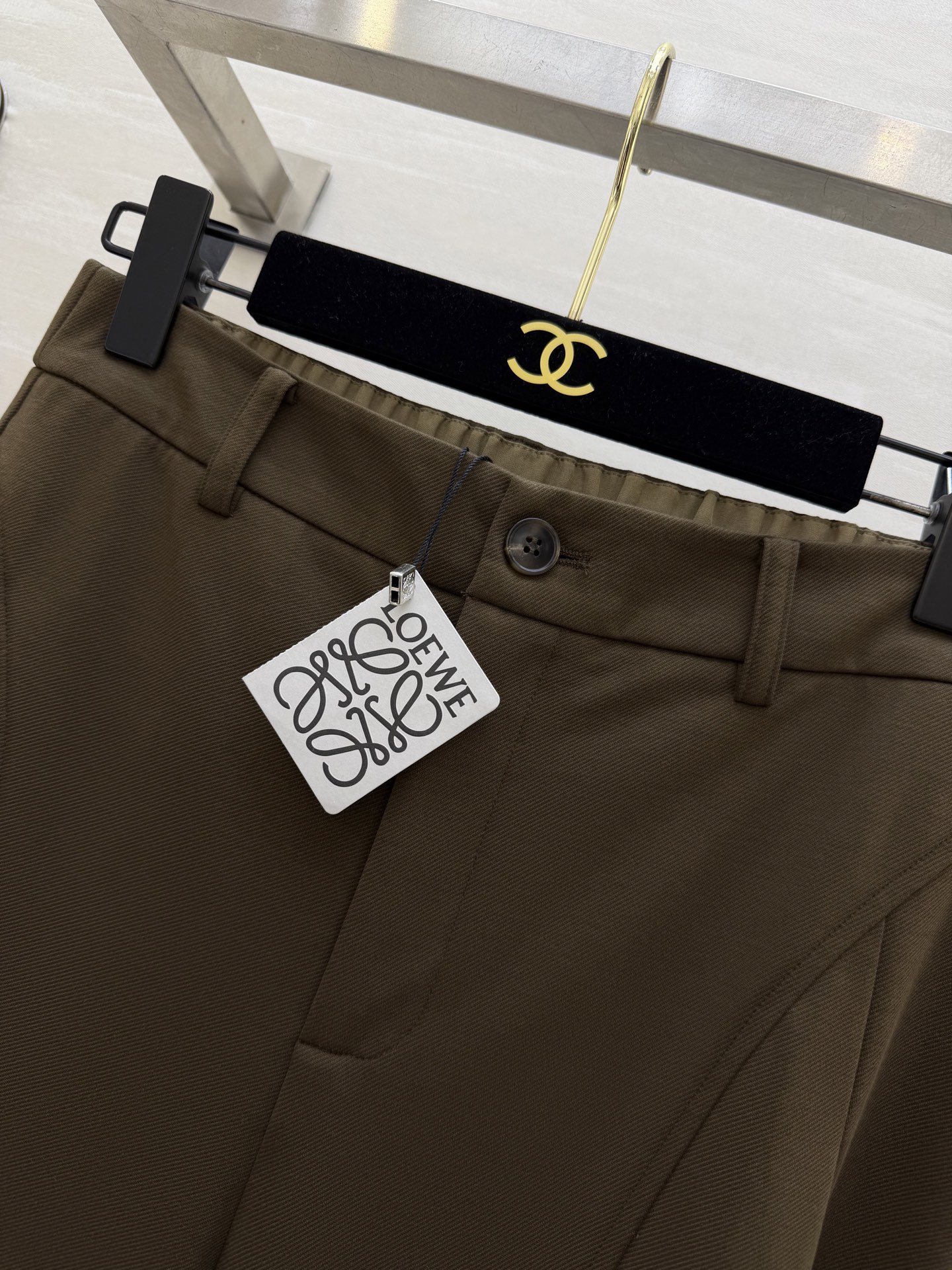 #Loew♡²⁶弯刀式休闲裤 松弛感拉满！利落剪裁+垂坠感面料 藏肉显瘦还显腿长 白色清爽干净 棕色复古