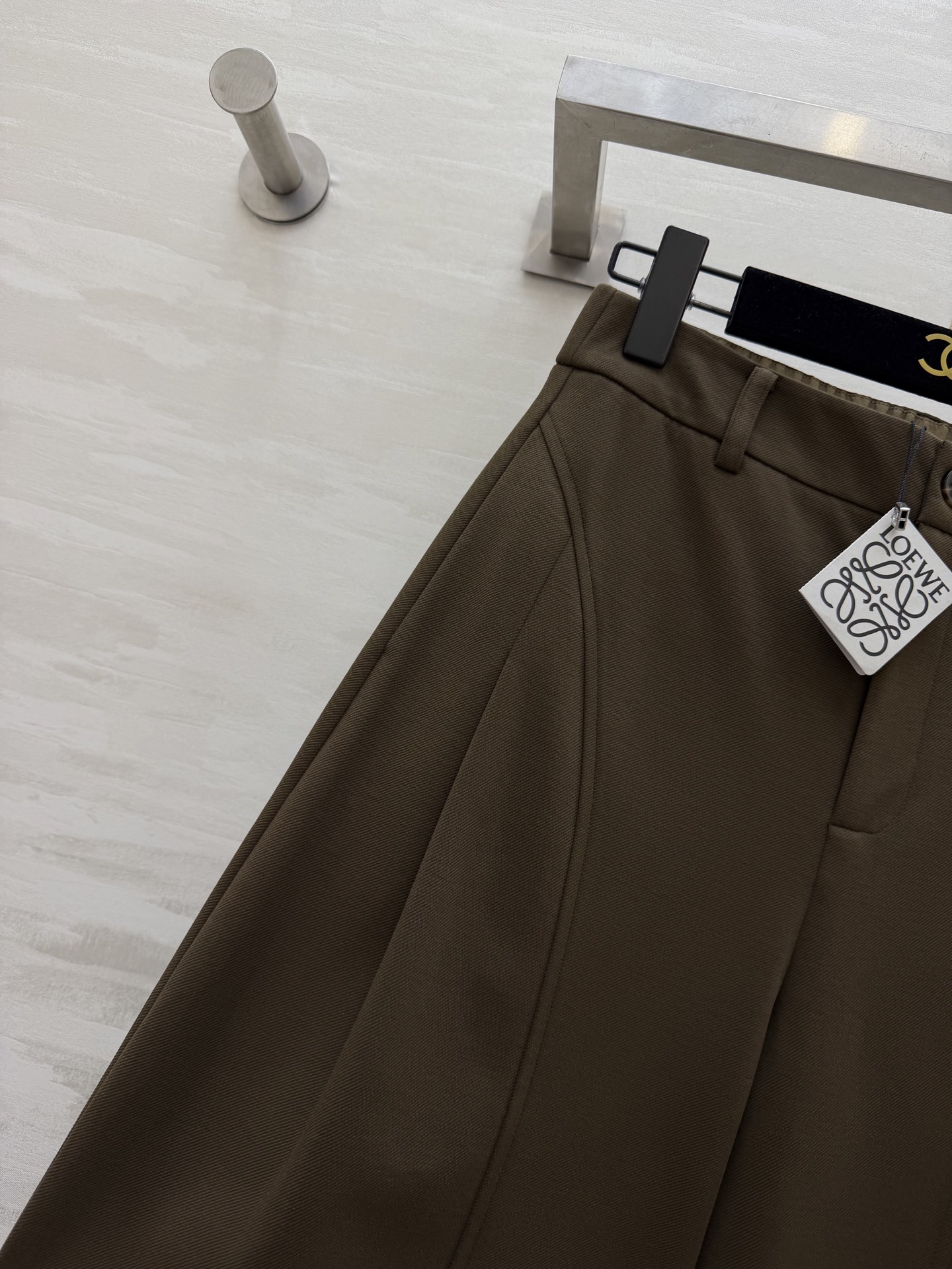 #Loew♡²⁶弯刀式休闲裤 松弛感拉满！利落剪裁+垂坠感面料 藏肉显瘦还显腿长 白色清爽干净 棕色复古