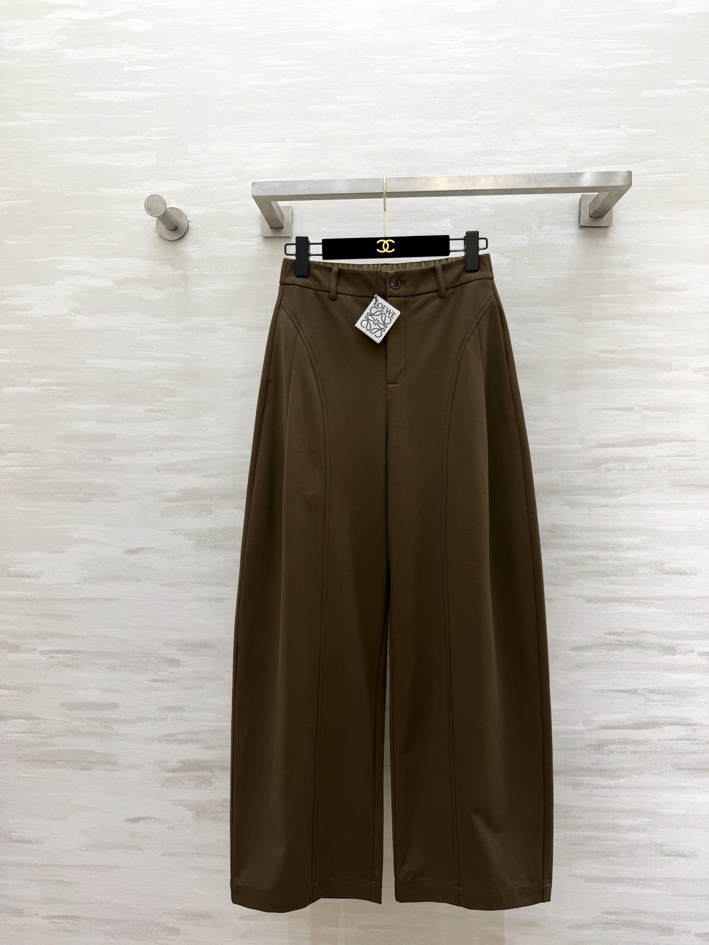 #Loew♡²⁶弯刀式休闲裤 松弛感拉满！利落剪裁+垂坠感面料 藏肉显瘦还显腿长 白色清爽干净 棕色复古