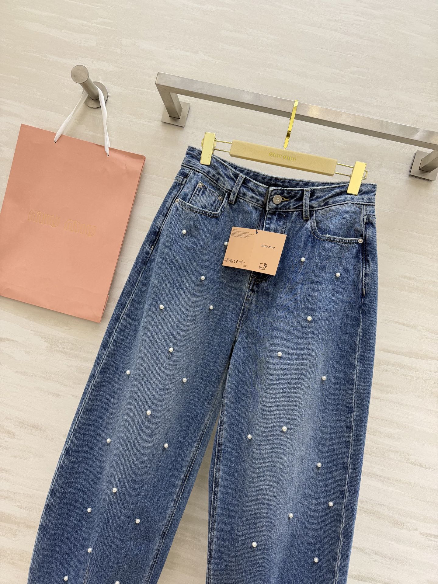 #Miu系甜酷少女风 ✨ 珍珠装饰牛仔裤 复古蓝调+手工钉珠 高腰阔腿版型藏肉又显腿长 走路都带风～甜酷