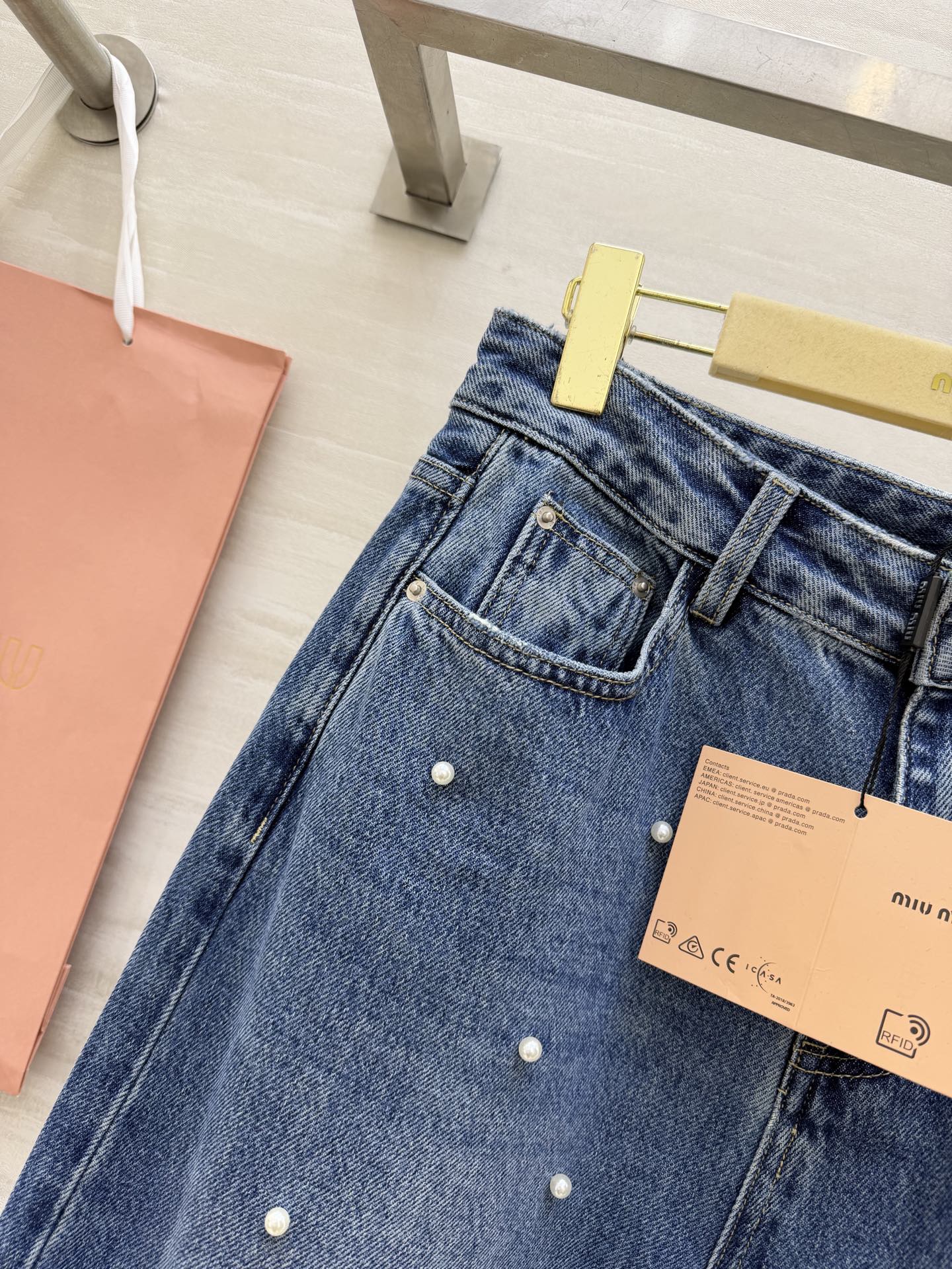 #Miu系甜酷少女风 ✨ 珍珠装饰牛仔裤 复古蓝调+手工钉珠 高腰阔腿版型藏肉又显腿长 走路都带风～甜酷