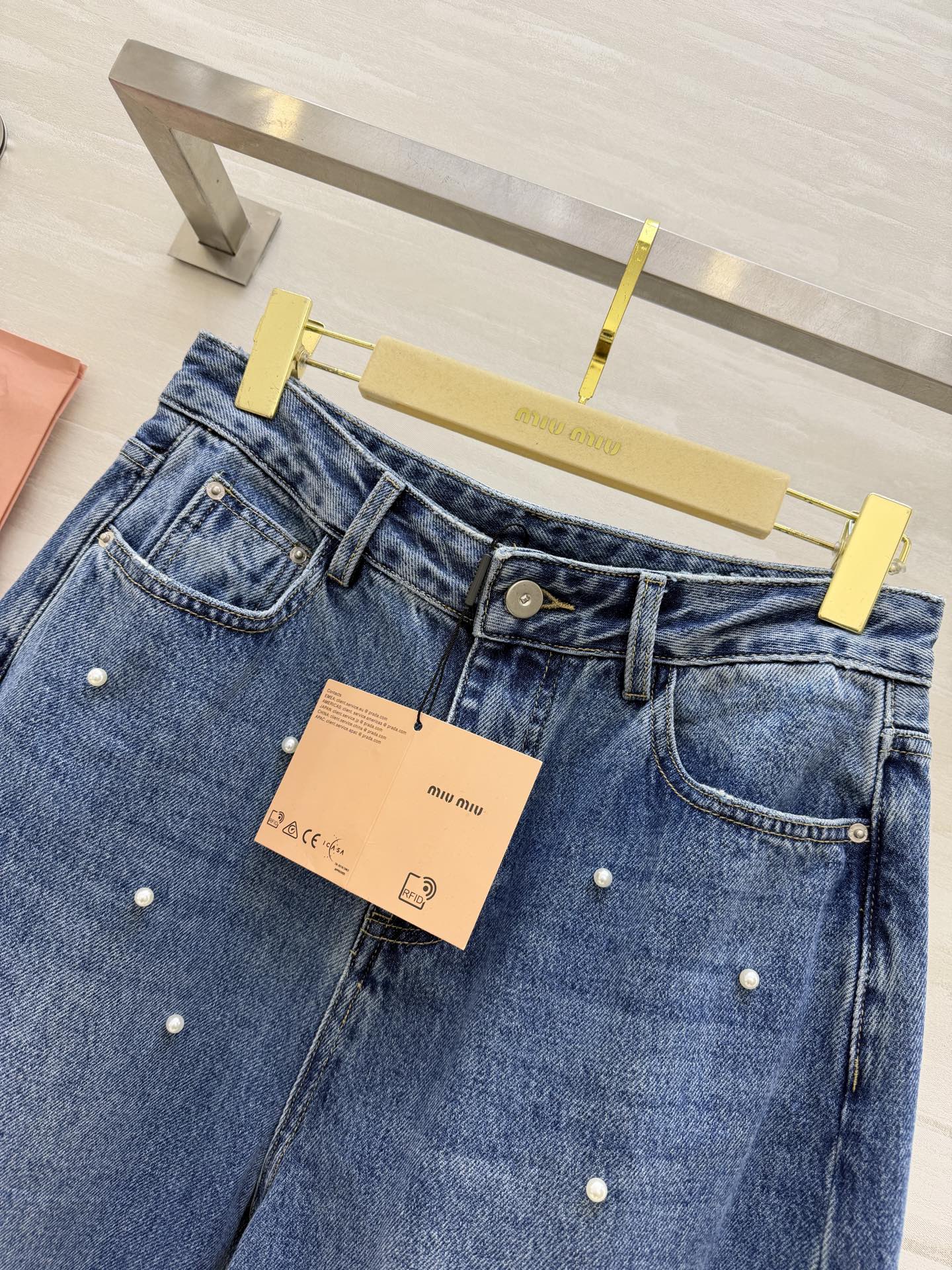 #Miu系甜酷少女风 ✨ 珍珠装饰牛仔裤 复古蓝调+手工钉珠 高腰阔腿版型藏肉又显腿长 走路都带风～甜酷