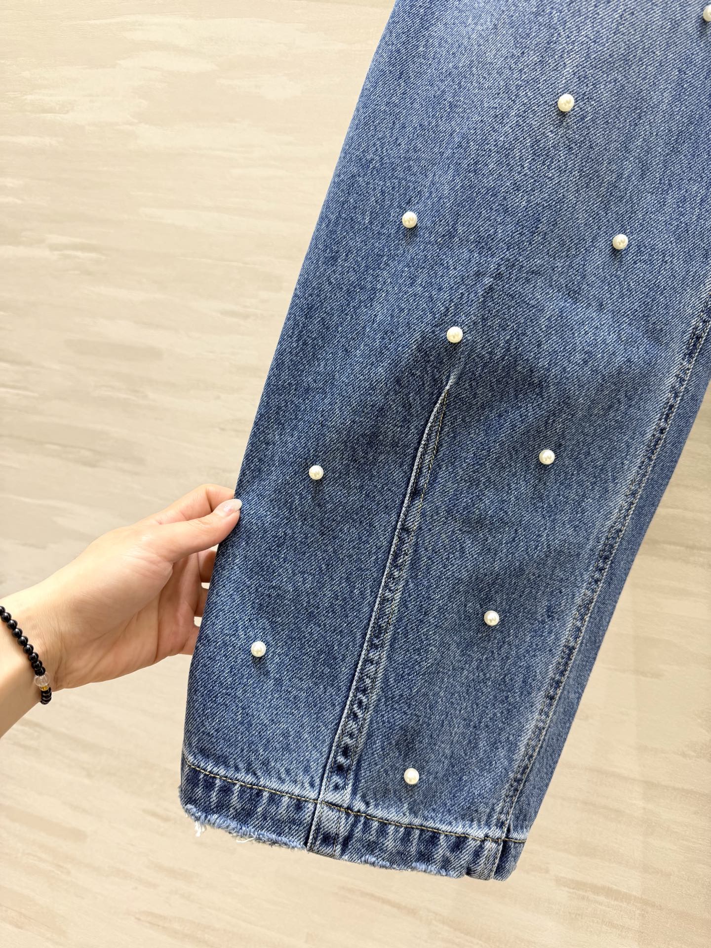 #Miu系甜酷少女风 ✨ 珍珠装饰牛仔裤 复古蓝调+手工钉珠 高腰阔腿版型藏肉又显腿长 走路都带风～甜酷