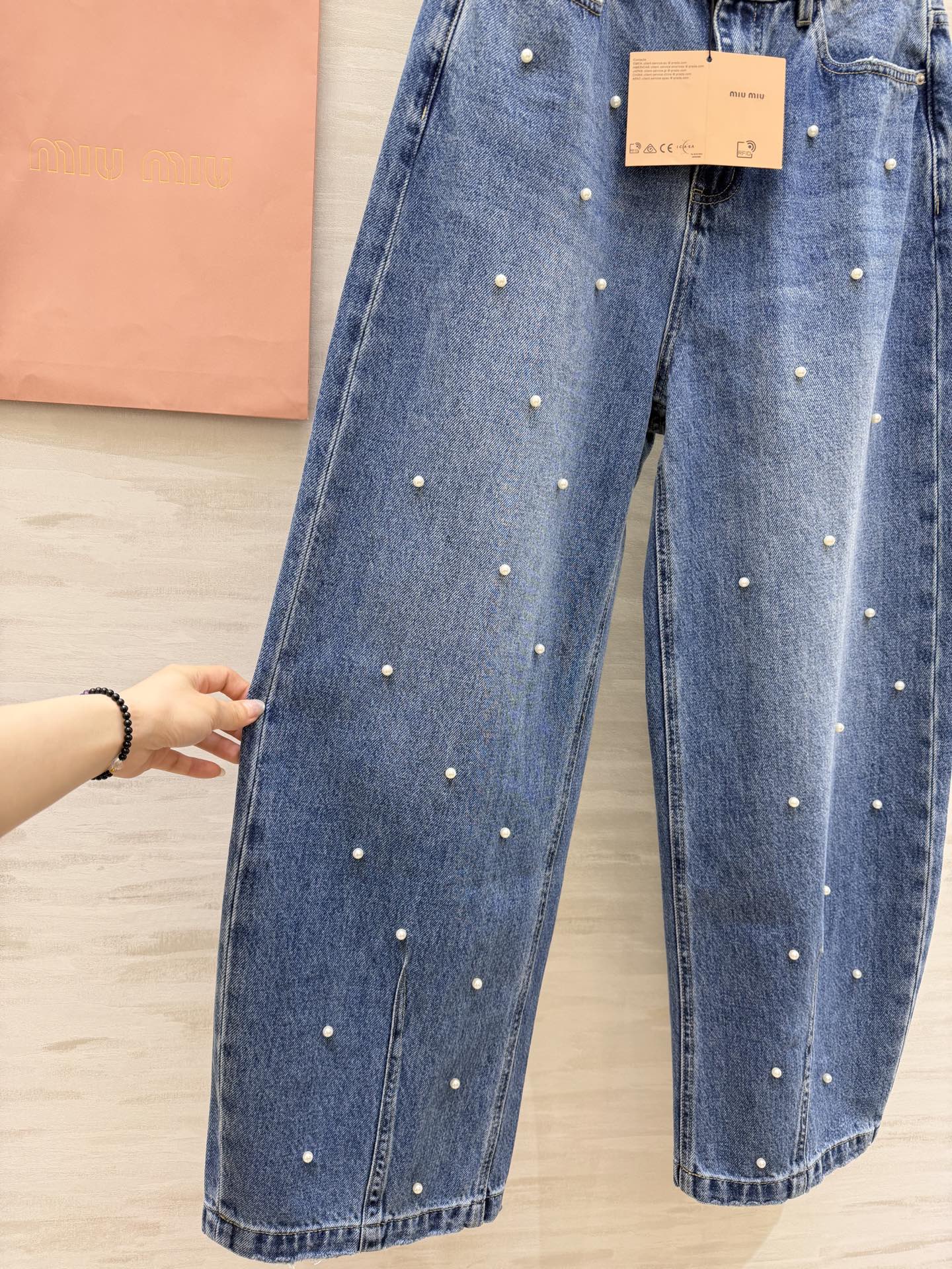 #Miu系甜酷少女风 ✨ 珍珠装饰牛仔裤 复古蓝调+手工钉珠 高腰阔腿版型藏肉又显腿长 走路都带风～甜酷