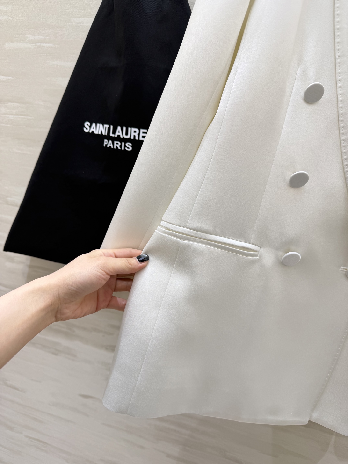 #ysl²⁶醋酸缎面双排扣西装 醋酸缎光泽感面料自带高级滤镜 垂顺又挺括 经典双排扣+平驳领设计 利落又