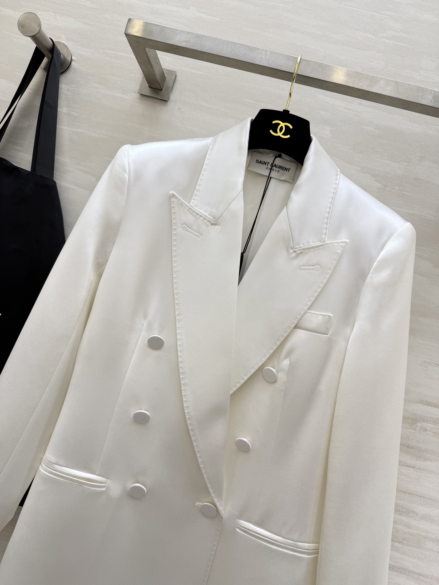 #ysl²⁶醋酸缎面双排扣西装 醋酸缎光泽感面料自带高级滤镜 垂顺又挺括 经典双排扣+平驳领设计 利落又