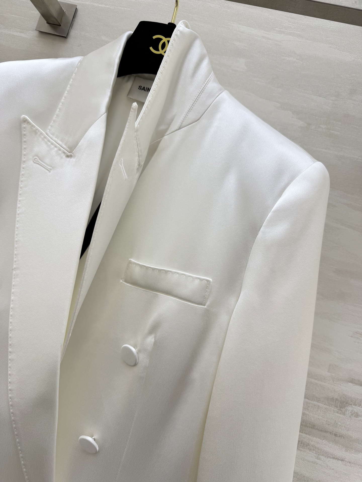 #ysl²⁶醋酸缎面双排扣西装 醋酸缎光泽感面料自带高级滤镜 垂顺又挺括 经典双排扣+平驳领设计 利落又