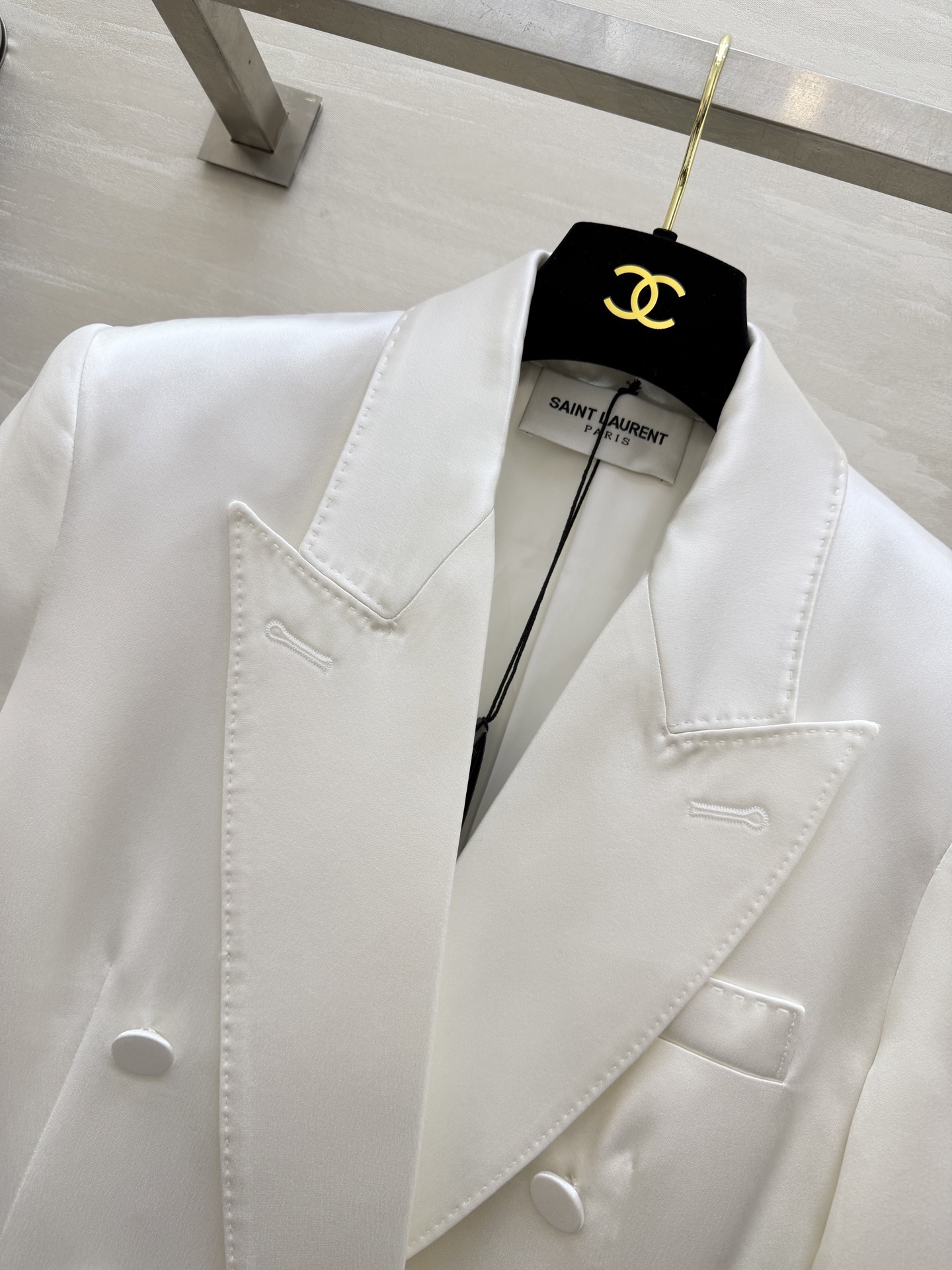 #ysl²⁶醋酸缎面双排扣西装 醋酸缎光泽感面料自带高级滤镜 垂顺又挺括 经典双排扣+平驳领设计 利落又