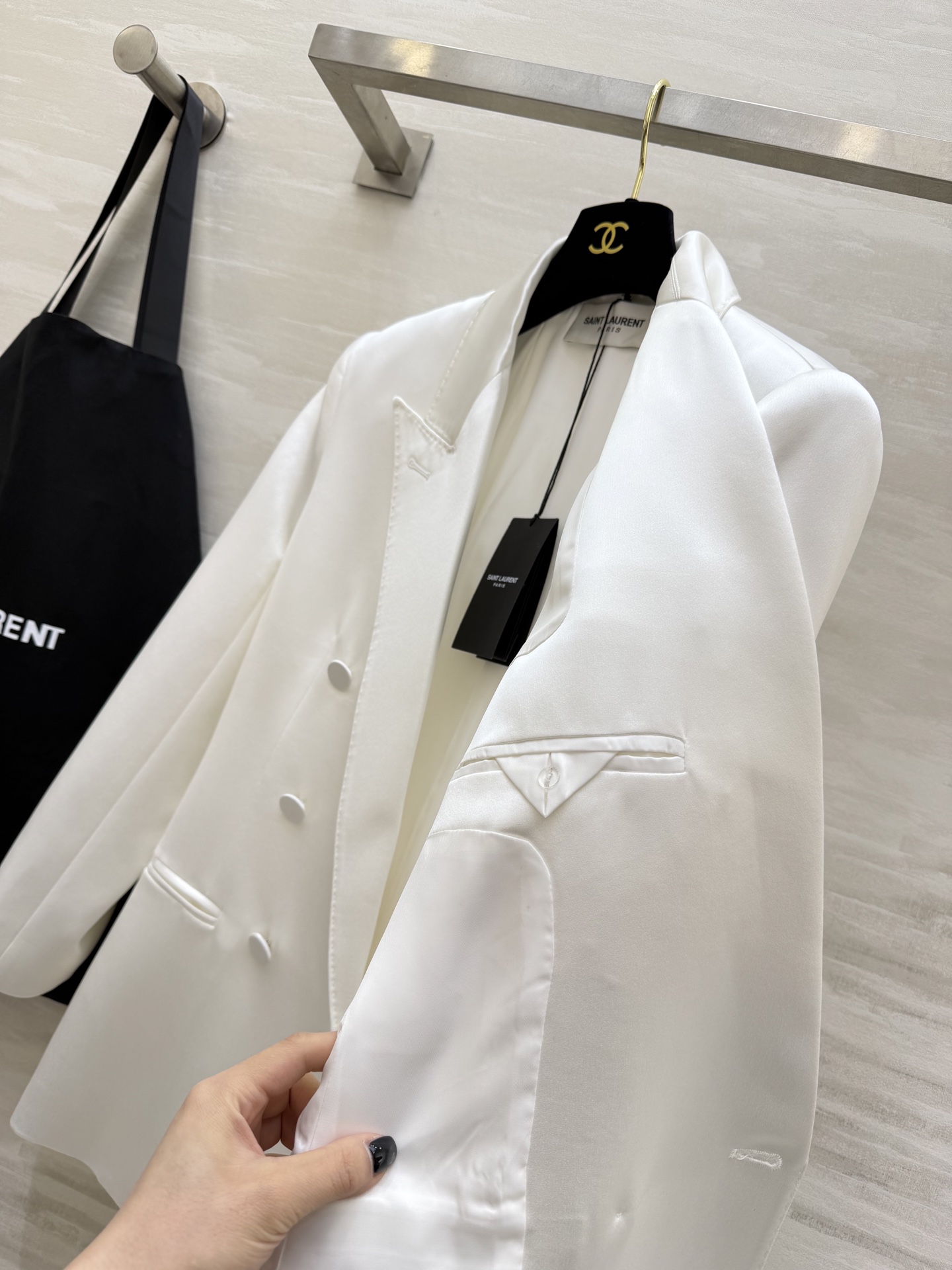 #ysl²⁶醋酸缎面双排扣西装 醋酸缎光泽感面料自带高级滤镜 垂顺又挺括 经典双排扣+平驳领设计 利落又