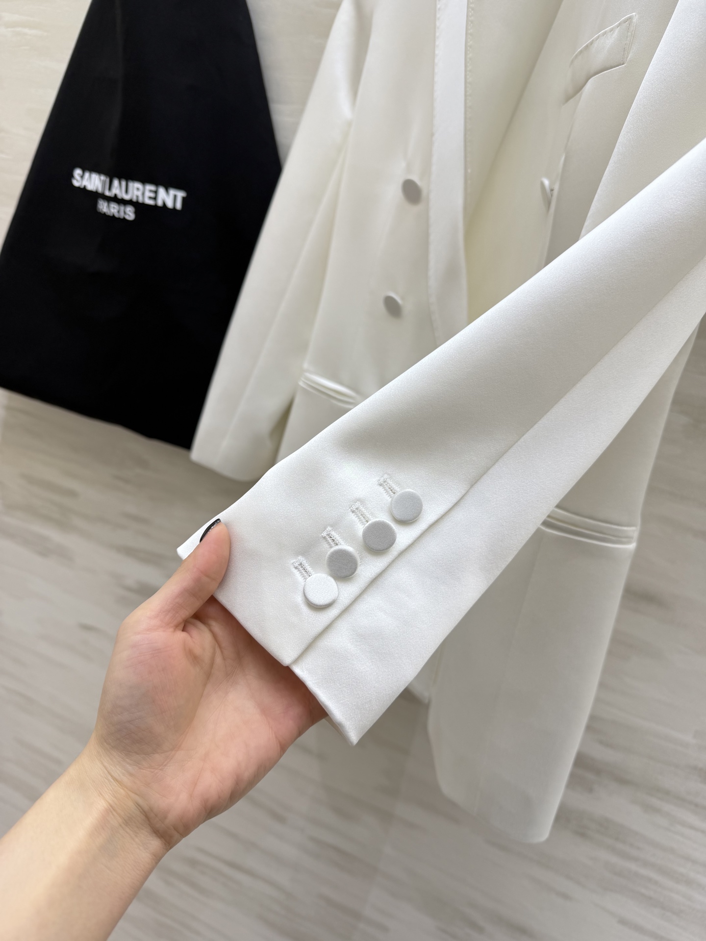 #ysl²⁶醋酸缎面双排扣西装 醋酸缎光泽感面料自带高级滤镜 垂顺又挺括 经典双排扣+平驳领设计 利落又